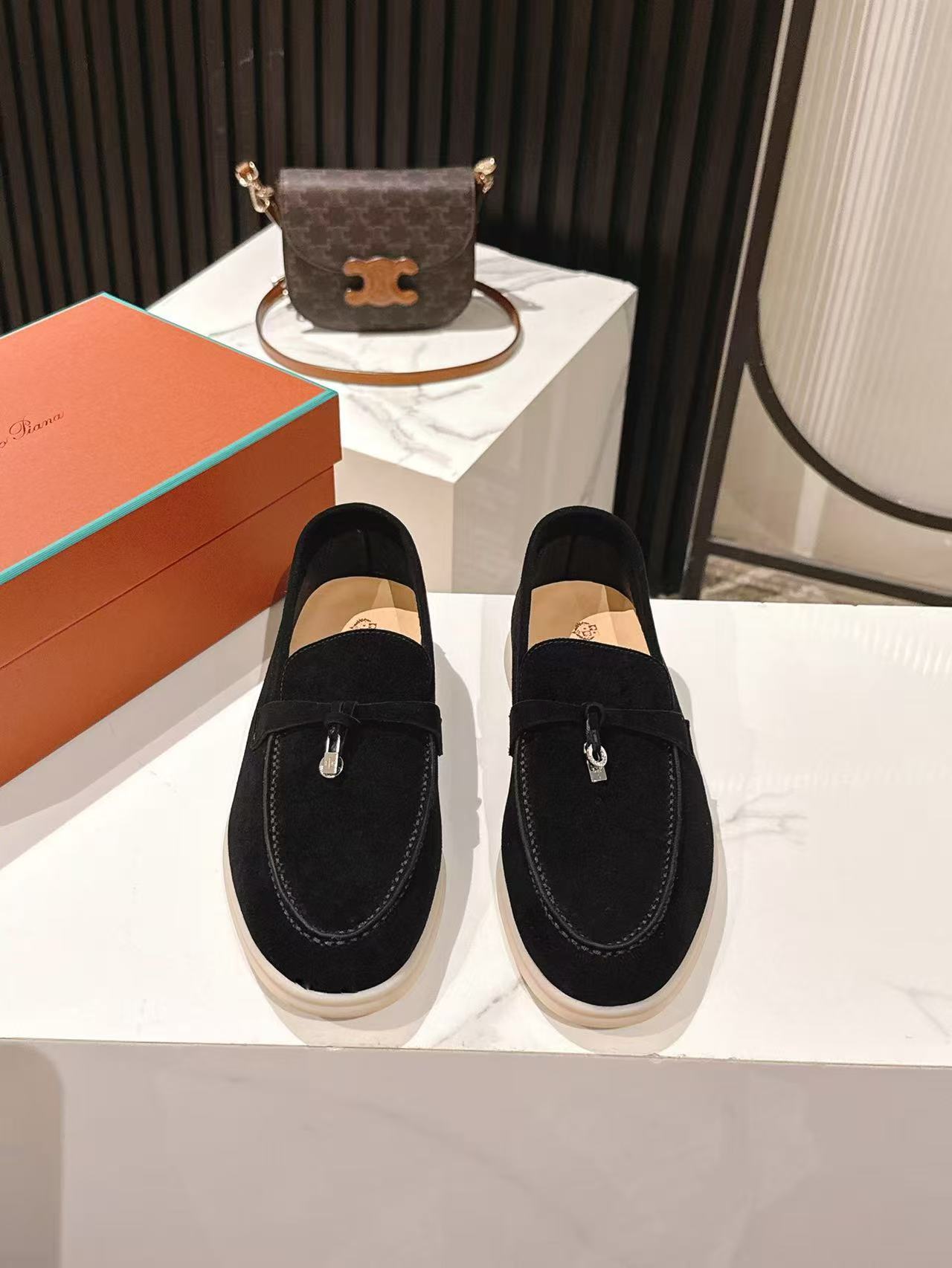 NO:461417,Men's 10 Loropiana classic Gao Mercury Yangjing couple loafers are not used as ordinary products in the market [Fireworks] [Fireworks] Top version with Italian leather midsole, 3D imprinted in the insole, LP has always been a design style that is easy to wear and comfortable to wear. This old and old style is super in the past few years. This German training shoes are no exception. The simple design concept is particularly simple with the brand's classic colors.  Really make a pair of items that can be used regardless of age, occupation, or outfit. The leather material is made of imported Gaomer Yangjing, mixed-bred sheepskin, original beef tendon outsole, huge soft and durable + Italian genuine leather midsole. Size 35-40 for women, 39-45 for men, casual shoes/sports shoes, loro piana, loro piana, loafers, sneakers, sheepskin, sheep19860909男款10 Loropiana经典高丝光羊京情侣款乐福鞋不做市场普通货 [烟花][烟花] 顶级版本配意大利真皮中底 鞋垫内3D压印LOGO LP一直是以好穿舒适为主的设计风格 这几年老钱风穿搭超级 这款德训鞋也不例外 简约的设计理念搭配品牌经典的颜色做点缀显得格外极简！真的做到一双不分年龄不分职业不分穿搭都可以驾驭的单品 皮料选用进口高丝光羊京 内里混种羊皮 原版牛筋大底巨柔软耐穿+意大利真皮中底 码数女35-40 男39-45,休闲鞋/运动鞋,loro piana,loro piana,loafers,sneakers,sheepskin,sheep,Women's Shoes