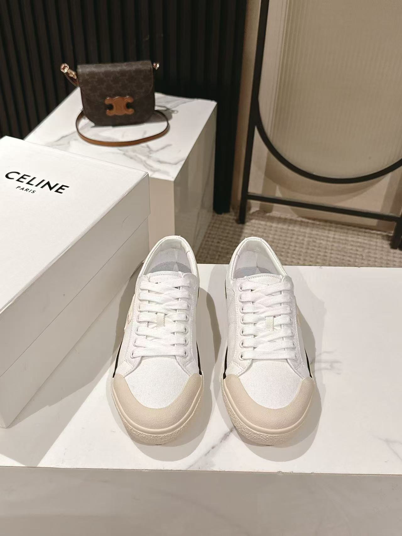 NO:387278,CELINE 25ss spring and summer show Arc de Triomphe casual shoes, AS-01 series sneakers, lisa, Chen Linong, many celebrities on the feet, this season's sports white shoes are refreshing, no matter the splicing of the contour partition of the last, the brand LOGO is echoed by the front and rear, the edges of the sole are obviously embellished by Celine letters, all of which show brand elements, custom imported fabric on the upper, original private molding outsole Size35-40, casual shoes/sports shoes, celine, sneakers19860909CELINE思琳25ss春夏走秀凯旋门休闲鞋、AS-01 系列运动鞋、lisa、陈立农超多明星上脚、这一季运动小白鞋无论从楦型的轮廓隔板的拼接都让人耳目一新、前后品牌LOGO相呼应、大底边位明显Celine字母点缀、无不彰显品牌元素、鞋面定制进口布 原版私模大底 Size35-40,休闲鞋/运动鞋,celine,sneakers,Women's Shoes