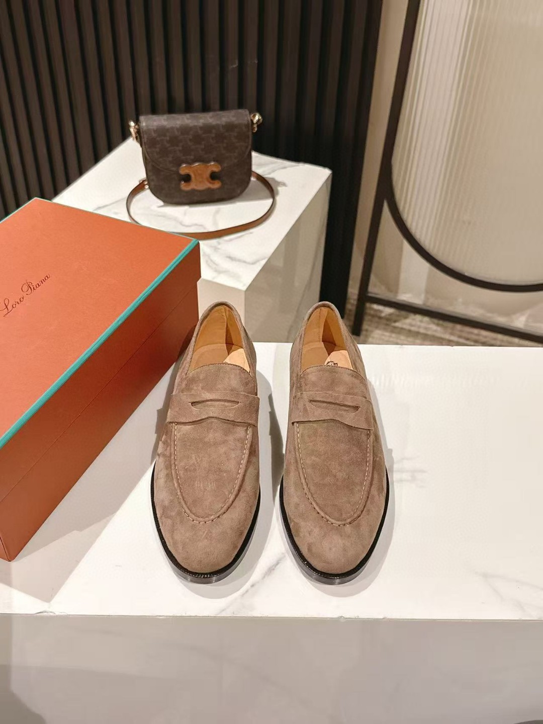 NO:705588,Men's Loropiana classic couple style high silk shearling leather shoes. LP has always been a design style based on ease of wear and comfort. In recent years, the old money style has been super worn. This loafer is no exception. The simple design concept is decorated with the brand's classic colors, which makes it extremely simple!  It is truly a pair of items that can be worn regardless of age, occupation or outfit. The leather is made of imported high silk sheepskin. The lining is mixed sheepskin. Original Italian genuine leather outsole. Size women's 35-42 men's 39-45 (women's 40, 41, 42 men's 45 is custom-made and non-refundable), loafers, loro piana, loro piana, loafers, sheepskin, sheep, Leather soles19860909男Loropiana经典情侣款高丝光羊京乐福皮鞋 LP一直是以好穿舒适为主的设计风格 这几年老钱风穿搭超级 这款乐福鞋也不例外 简约的设计理念搭配品牌经典的颜色做点缀显得格外极简！真的做到一双不分年龄不分职业不分穿搭都可以驾驭的单品 皮料选用进口高丝光羊京 内里混种羊皮 原版意大利真皮大底 Size女款35-42男款39-45(女款40,41,42男款45订做不退换),乐福鞋,loro piana,loro piana,loafers,sheepskin,sheep,Leather soles,Women's Shoes