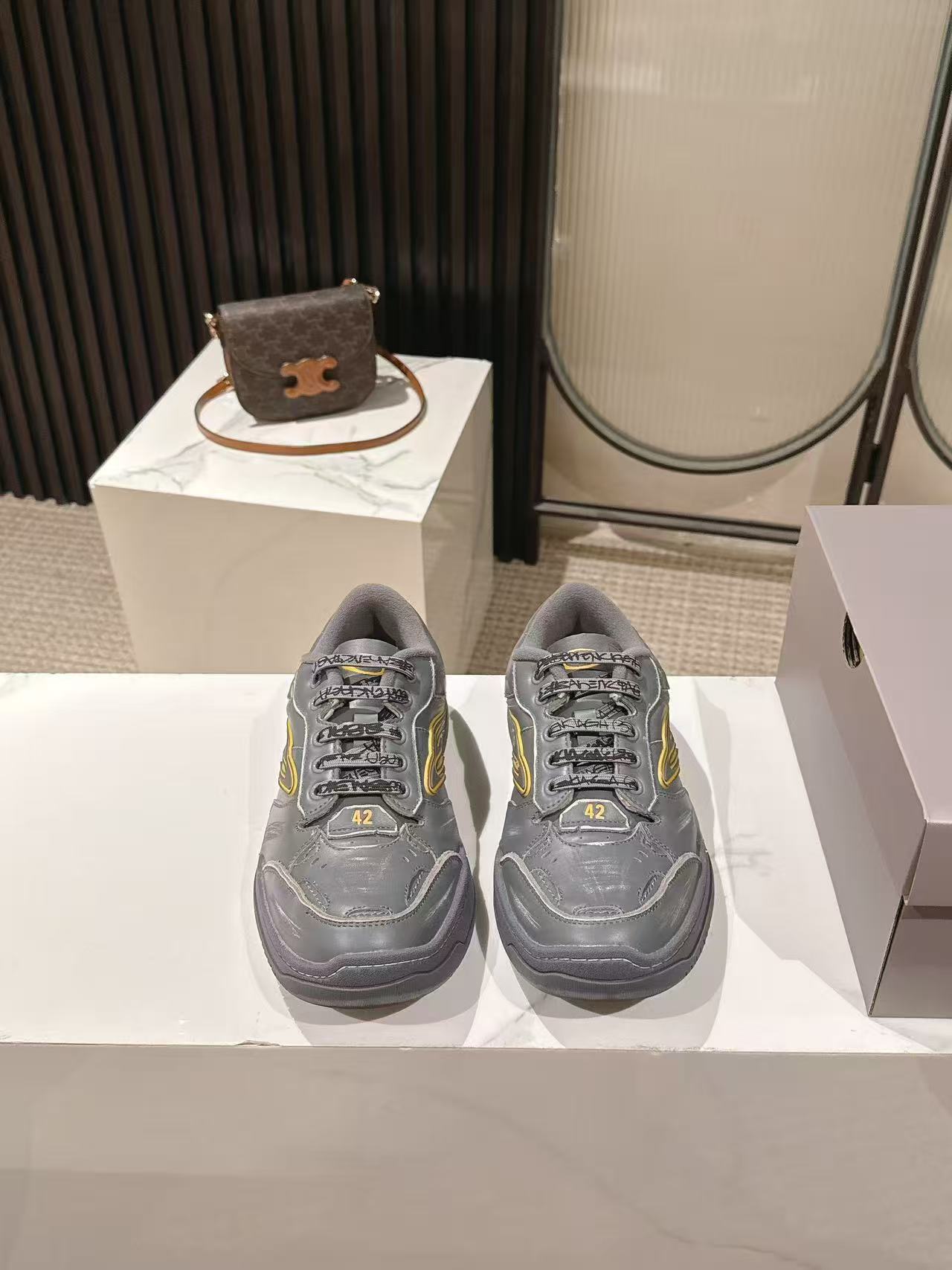 NO:352788,BaLenciaga Balenciaga's latest autumn and winter model Hamp tons couple sneakers. Many celebrity celebrity grasses are based on classic shoes. It is based on classic shoes. The Paris B logo with recognizable sides creates a streamlined outline. The upper is asymmetrical tailoring design supplemented by burrs. It is full of old marks. The worn edges are exposed. The seams are loose in the details and the car hole marks. The scratch marks and asymmetrical design create a retro and casual atmosphere. The laces have a raven-style brand logo and curved toe structure, and the unruly and personality with DIY. It demonstrates a unique hand-made texture and recreates a casual aesthetic model. The original imported fabric is imported cowhide, the inner short velvet cloth. The sole is original open molded rubber combination sole Size: 35-40  Male 39-45, balenciaga, balenciaga, balenciaga, sneakers, cowhide19860909实价跑量BaLenciaga巴黎世家最新秋冬款Hamp tons情侣运动鞋   超多明星网红种草 它以经典鞋履为原型 侧面极具辨识度的巴黎家B标志 打造流线型轮廓 鞋面釆用不对称剪裁设计辅以毛边 满是做旧痕迹 磨损边缘外露缝线 细节处松脱的缝线以及车孔痕辸 刮擦痕辸与不对称设计营造出复古随性氛围.鞋带外途鸦式品牌标识与弯曲鞋头结构、自带DIY的不羁与个性 彰显独具一格的手工质感、再造休闲美学典范 面料原版进口头层牛皮 内里短绒布 鞋底原版开模橡胶组合大底Size:35—40 男39-45,,balenciaga,balenciaga,balenciaga,sneakers,cowhide,Men's shoes