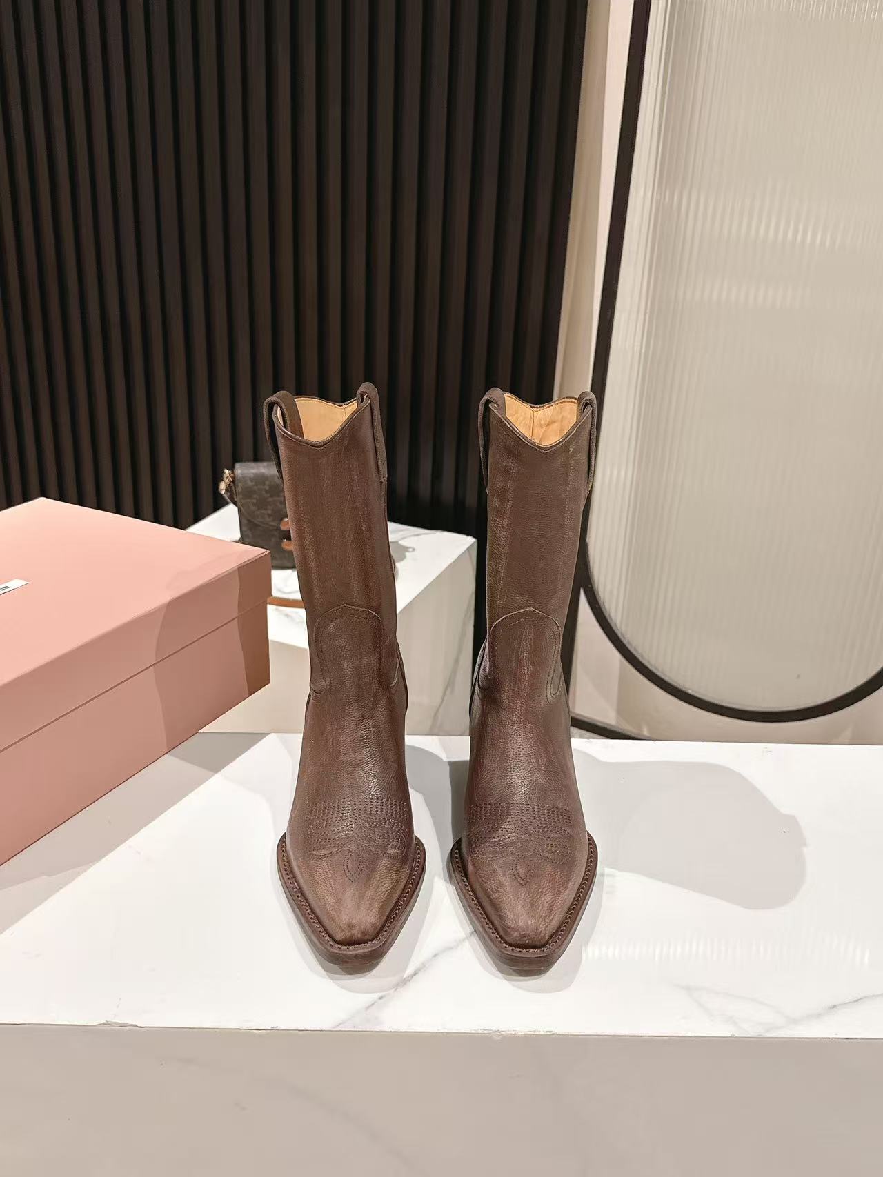 NO:461632,MiuMiu Miu's latest Western denim boots in autumn and winter. The most worth buying boots this year. None of them!  Yi Mengling has many internet celebrities with the same style. Miumiu is really cool and spicy this autumn and winter. The limited edition of autumn and winter is very difficult to buy in the counter. It looks very hard and is actually very soft and easy to wear!  Excellent feet feel!  The boots are wide, no matter the legs are thick and thin, they can be loose and look straight. They are full of punk style. The upper is super fine lychee pattern calfskin, soft calfskin, outsole height 5CM Italian leather outsole Size35-40 (customized in size 41), boots, miumiu, boots, cowhide, Leather soles19860909MiuMiu缪缪秋冬最新款西部牛仔靴 今年最值得入手的靴子 没有之一！易梦玲同款超多网红明星上脚 miumiu今年秋冬确实泰酷辣 秋冬限定款 专柜非常难买 看着很硬的样子 其实非常软巨好穿！脚感超赞！ 靴筒宽大 不管腿粗腿细 都能穿出宽松感而且非常显腿直 朋克风十足 鞋面超细荔枝纹小牛皮 内里柔软小牛皮 大底高度5CM意大利真皮大底Size35-40（41 码订做）,靴子,miumiu,boots,cowhide,Leather soles,Women's Shoes