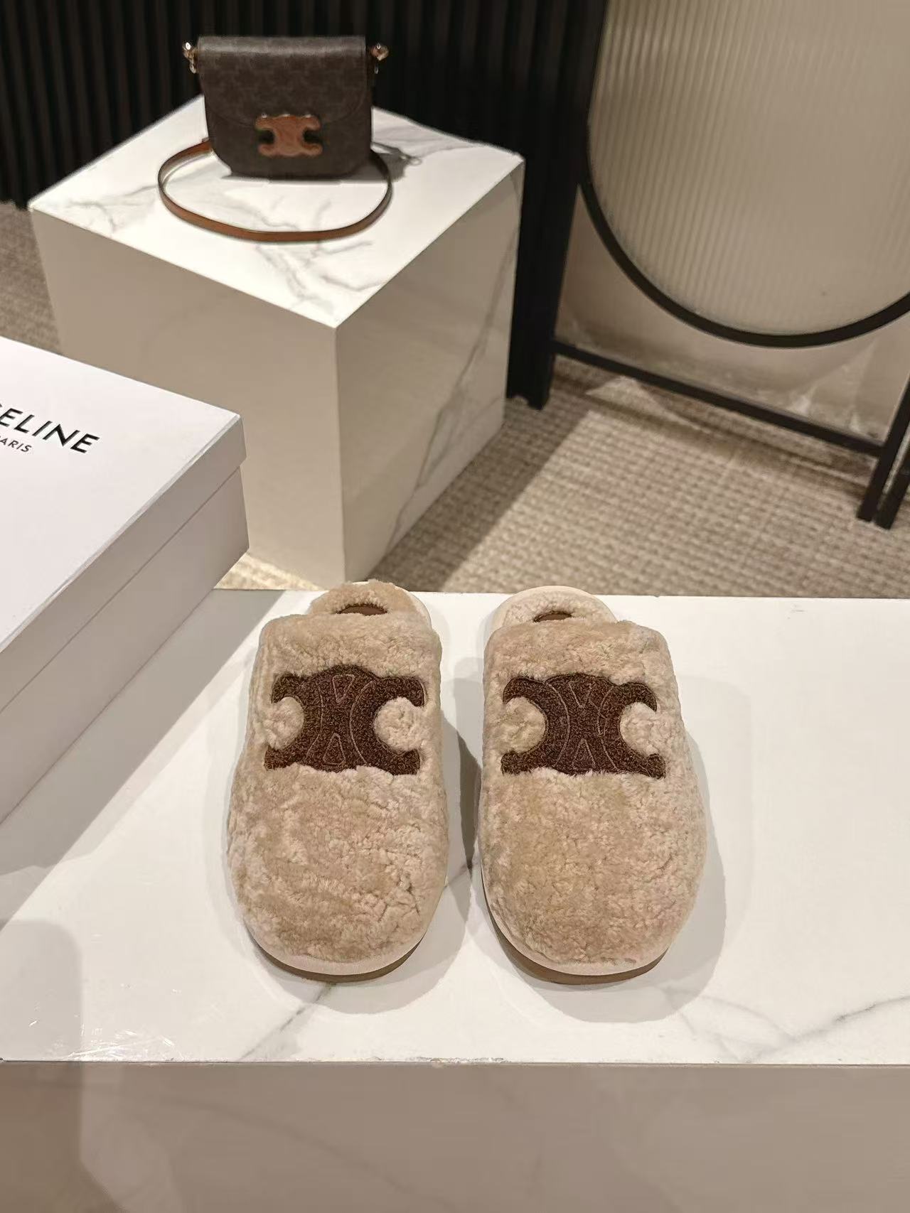 NO:465827,CELINE's latest Arc de Triomphe wool slippers in autumn and winter~ There are so many celebrities and celebrities who grow grass. This pair of wool pulls are also very beautiful. Overall, it looks very high-end. It is perfect with jeans in autumn and winter. It is a perfect love style. It has fashion elements and is full of nobleness. It can always show the feminine fashion charm when worn. It is fashionable but not too ostentatious. The Arc de Triomphe logo is so beautiful. The upper is really wool inside. Original anti-slip sole Size35-41, semi-dragged fur shoes, celine, slippers, shorts19860909CELINE思琳秋冬最新款凯旋门羊毛毛拖鞋～  超多明星网红种草 这双毛拖也是好好看 整体一看就是非常高级呀 搭配秋冬的牛仔短裤 简直就是完美呀 大爱款 有时尚元素 贵气感十足 穿上它总能展现女性时尚韵味 时尚却不过分张扬 凯旋门logo实在太美 鞋面内里真羊毛 原版防滑大底Size35-41,半拖毛毛鞋,celine,slippers,shorts,Women's Shoes