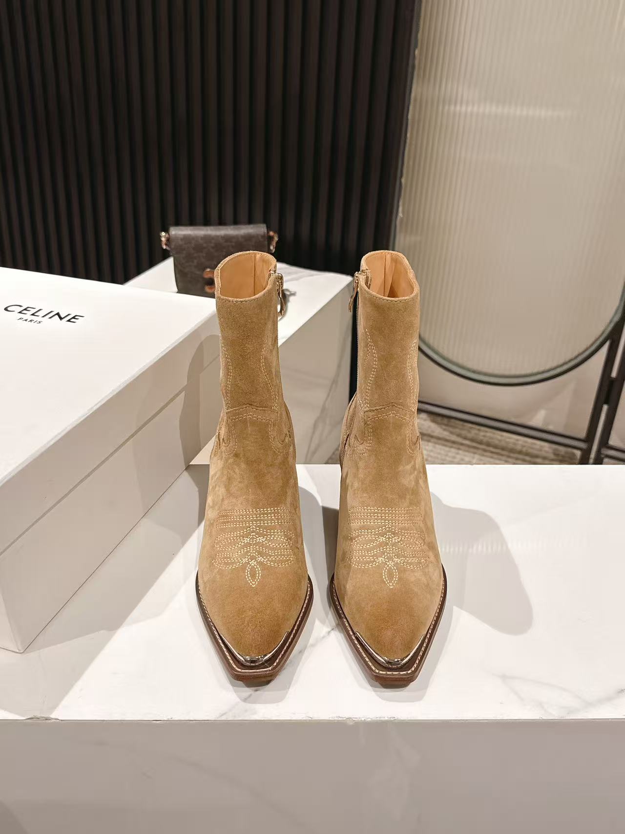 NO:491683,CELINE's latest retro fashion boots in autumn and winter, with many celebrity fashion bloggers, and they are recommended in early autumn!  Retro European and American style essential items for street explosion Arc de Triomphe logo embellishment very high-end and elegant. The four-season short boots, the upper are made of original custom calfskin, the inner footbed silk cowhide, heel height: 5cm outsole imported from Italy, thickened leather outsole Size: 35-41, boots, celine, boots, cowhide, Leather soles19860909CELINE思琳专柜秋冬最新款复古时装短靴 超多明星时尚博主同款 早秋力推单品！复古欧美风格 炸街必备单品 凯旋门logo点缀 非常高端有气质 四季可穿的短靴、鞋面采用原版定制小牛皮、内里垫脚丝绸牛皮里、跟高:5cm大底意大利进口加厚真皮大底Size:35-41,靴子,celine,boots,cowhide,Leather soles,Women's Shoes