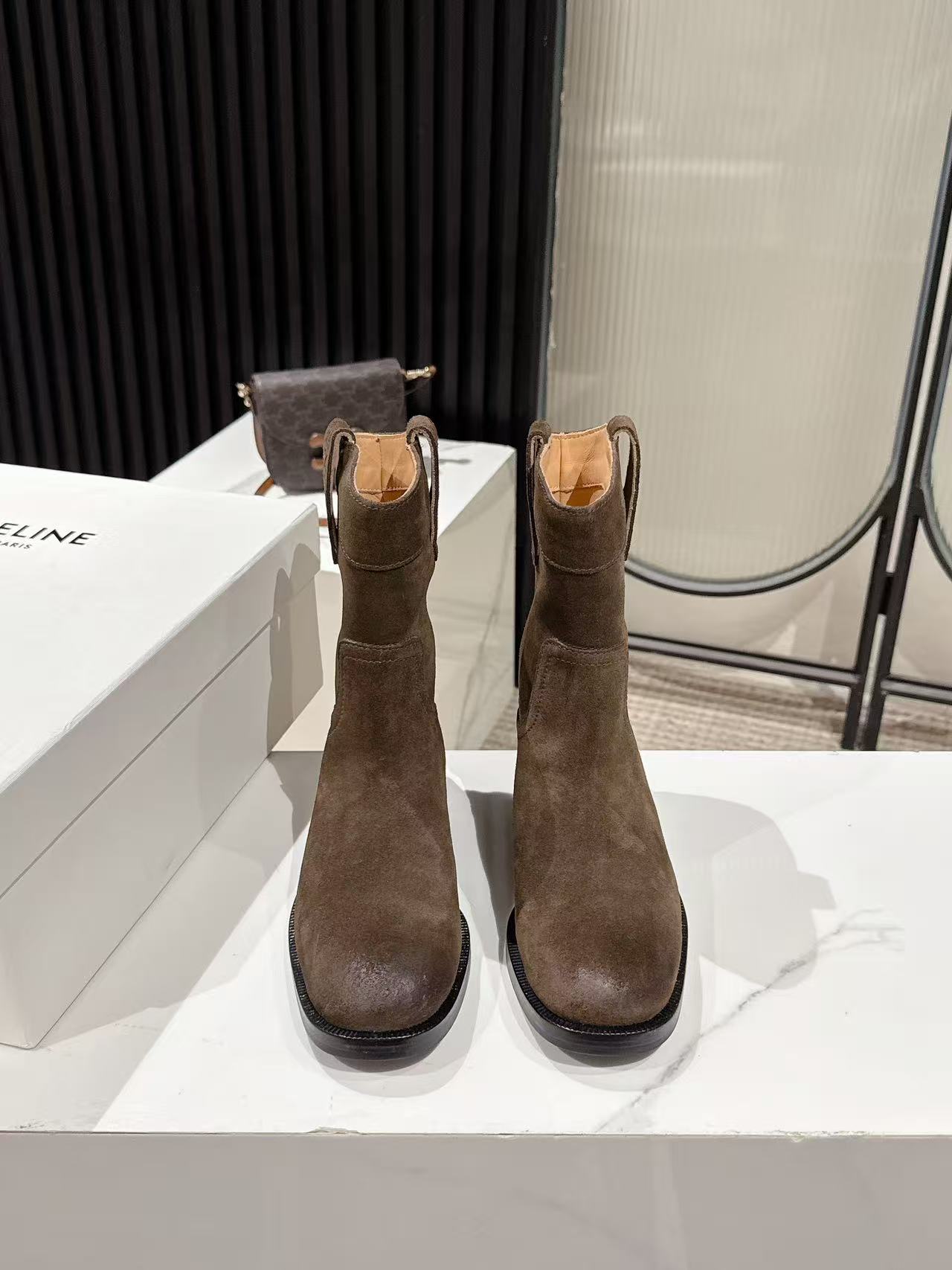 NO:559761,CELINE Celine's latest autumn and winter catwalk style Lisa's same style Western cowboy short boots. Many celebrities and internet celebrities wear them. Invincible slimming. The uppers are super good-looking and versatile. Imported Italian calfskin nubuck leather is soft. Original customized material. Heel height 3cm. Increased leg height. Fine cowhide lining. Italian genuine leather outsole. Full package. Size: 35~41, boots, celine, boots, cowhide, Leather soles19860909CELINE思琳秋冬最新走秀款Lisa同款西部牛仔短靴 好多明星网红上脚 无敌显瘦 上脚超级好看百搭 进口意大利小牛皮磨砂皮质柔软 原版定制材料 跟高3cm 增高显腿细牛皮内里 意大利真皮大底 全套包装 Size:35~41,靴子,celine,boots,cowhide,Leather soles,Women's Shoes