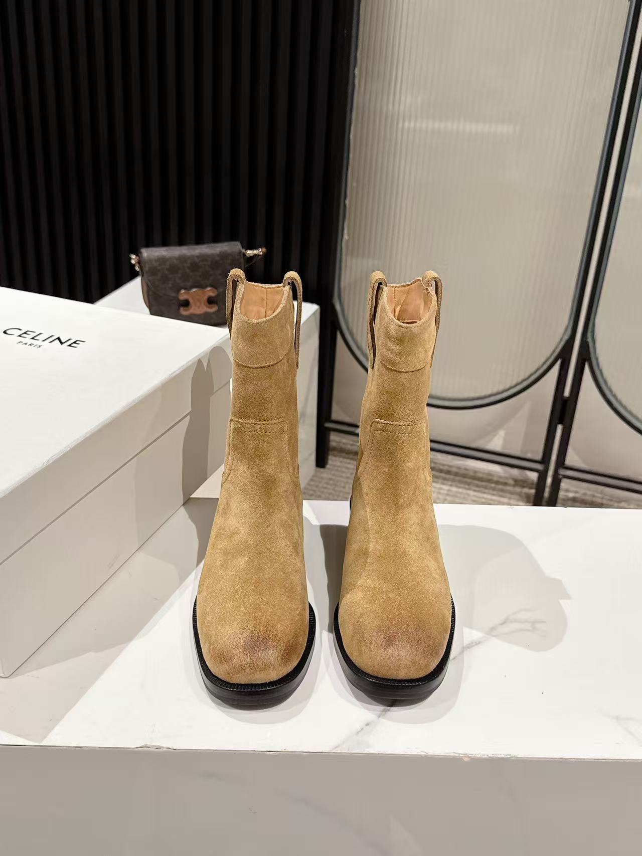 NO:559763,CELINE Celine's latest autumn and winter catwalk style Lisa's same style western cowboy short boots. Many celebrities and Internet celebrities wear them. Invincible slimming. The upper feet are super good-looking and versatile. Imported Italian calfskin nubuck leather is soft. Original customized material. Heel height 3cm. Increased leg height. Fine cowhide lining. Italian genuine leather outsole. Full package. Size: 35~40, boots, celine, boots, cowhide, Leather soles19860909CELINE思琳秋冬最新走秀款Lisa同款西部牛仔短靴 好多明星网红上脚 无敌显瘦 上脚超级好看百搭 进口意大利小牛皮磨砂皮质柔软 原版定制材料 跟高3cm 增高显腿细牛皮内里 意大利真皮大底 全套包装 Size:35~40,靴子,celine,boots,cowhide,Leather soles,Women's Shoes