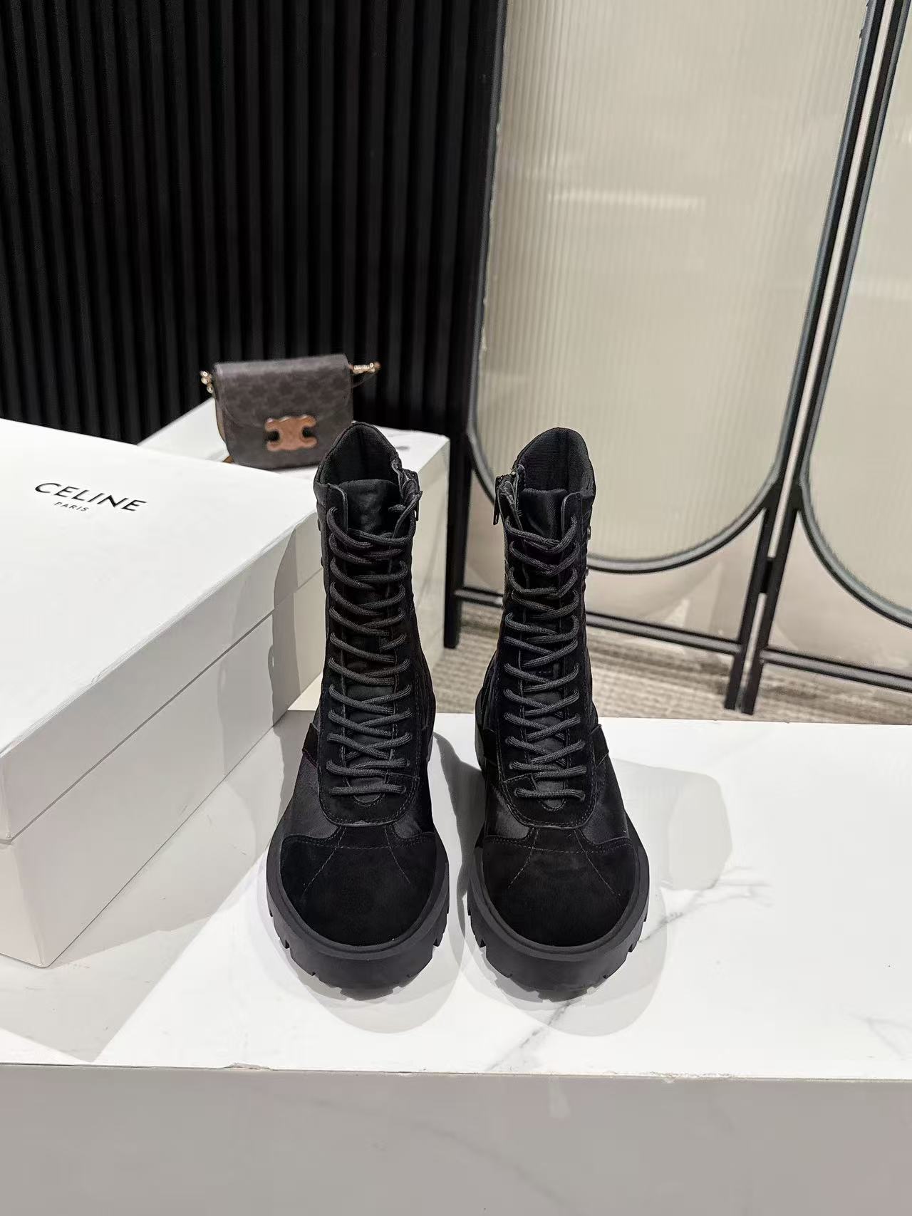 NO:559757,CELINE's latest retro-style Martin boots for autumn and winter. Many celebrity fashion bloggers have the same style. This is a highly recommended item for early autumn!  Retro European and American style, must-have item for the street. Arc de Triomphe logo embellishment. Very high-end and elegant. Martin boots that can be worn in all seasons. The upper is made of original customized high-mercerized calfskin, and the lining is made of silk cowhide. The sole height is 4CM. Exclusive private mold rubber pSize: 35-41, boots, celine, boots, cowhide19860909CELINE思琳秋冬最新款复古风马丁靴 超多明星时尚博主同款 早秋力推单品！复古欧美风格 炸街必备单品 凯旋门logo点缀 非常高端有气质 四季可穿的马丁靴、鞋面采用原版定制高丝光小牛皮、内里垫脚丝绸牛皮里 大底高度4CM独家私模橡胶pSize:35-41,靴子,celine,boots,cowhide,Women's Shoes