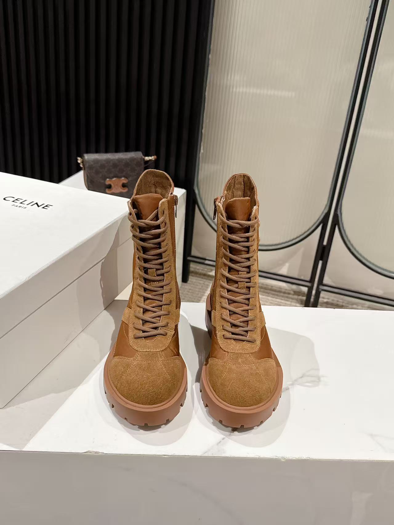 NO:559759,CELINE's latest retro-style Martin boots for autumn and winter. Many celebrity fashion bloggers have the same style. This is a highly recommended item for early autumn!  Retro European and American style, must-have item for the street. Arc de Triomphe logo embellishment. Very high-end and elegant. Martin boots that can be worn in all seasons. The upper is made of original customized high-mercerized calfskin, and the lining is made of silk cowhide. The sole height is 4CM. Exclusive private mold rubber pSize: 35-41, boots, celine, boots, cowhide19860909CELINE思琳秋冬最新款复古风马丁靴 超多明星时尚博主同款 早秋力推单品！复古欧美风格 炸街必备单品 凯旋门logo点缀 非常高端有气质 四季可穿的马丁靴、鞋面采用原版定制高丝光小牛皮、内里垫脚丝绸牛皮里 大底高度4CM独家私模橡胶pSize:35-41,靴子,celine,boots,cowhide,Women's Shoes