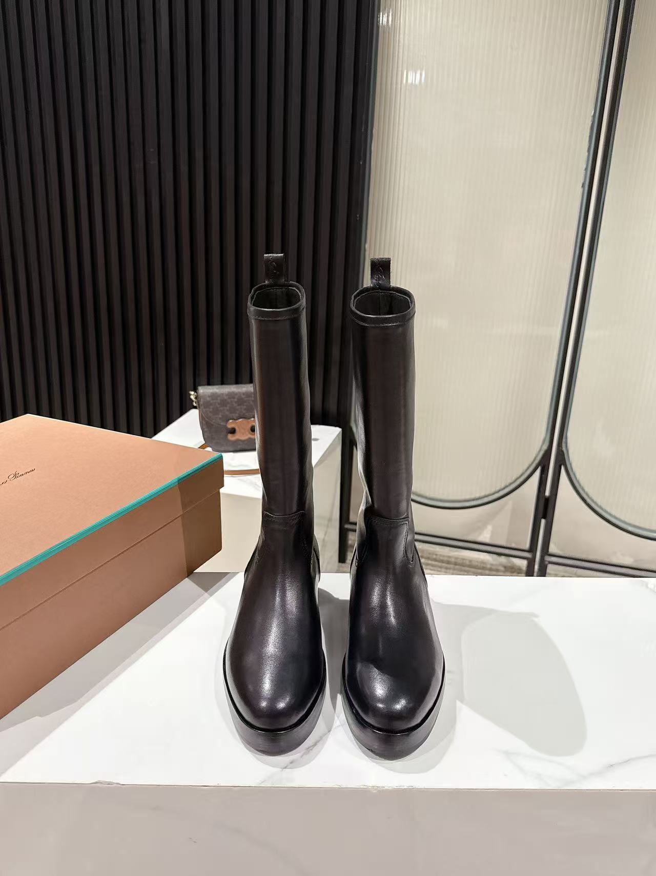 NO:559769,loro piana25 autumn and winter latest old money style boots. This calfskin material nude boots, sleeve boots are simple and elegant, the leather texture is soft and comfortable, and the sense of luxury instantly adds simplicity, elegance, easy to wear and versatile classic item MATERIAL material. Upper imported calfskin lining A-grade cowhide lining sole original open molded rubber outsole Size: 35-41 (35 41 custom-made is not returnable), boots, loro  piana,boots,cowhide19860909loro piana25秋冬最新款老钱风 长靴 这款小牛皮材质裸靴 套筒靴简约大气 皮质质感柔软舒适 高级感瞬间拉满简约大方好穿又百搭的经典单品MATERIAL 材质 鞋面进口小牛皮 里衬A级牛皮内里鞋底底原版开模像胶大底Size: 35-41（35 41订做不退换）,靴子,loro piana,boots,cowhide,Women's Shoes