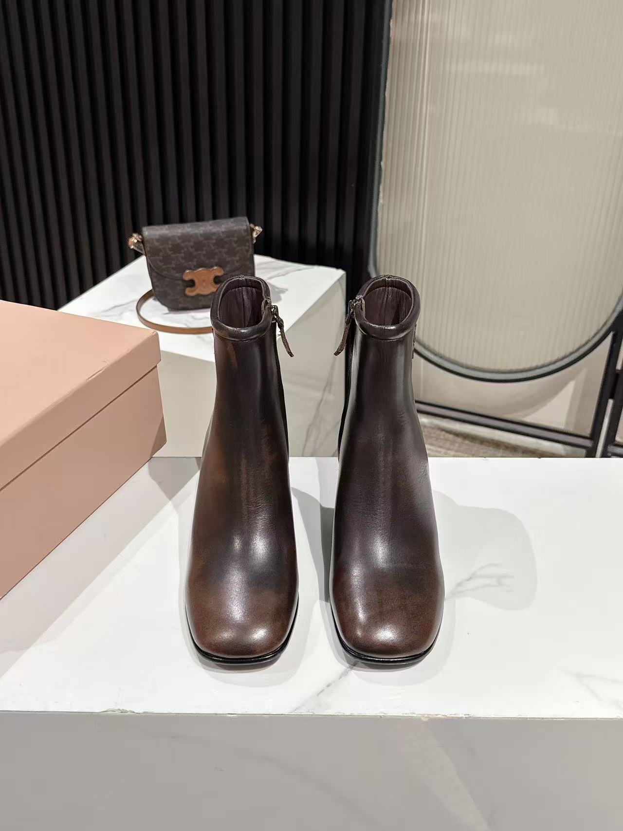 NO:594126,MiuMiu Miu Miu's latest retro color-washed short boots for autumn and winter. Many celebrity fashion bloggers have planted grass. The most popular body partition design at the moment. Combined with Maillard color leather to create a neutral casual style. The retro distressed leather is full of high-end, cool and casual. It has a fashionable and high-end sense. It can be matched with various styles of clothes. The upper is imported color-brushed calfskin. The sole heel is 6.5CM. Italian genuine leather injection molded outsole Size 35-41 (40  41 Custom-made (non-refundable), boots, miumiu, boots, cowhide19860909MiuMiu缪缪秋冬最新款复古擦色 短靴 超多明星时尚博主种草 当下最流行的型体隔板设计 结合美拉德色系皮料 打造中性休闲风格 复古做旧皮料高级感满满 酷感十足又不失随性 极具时尚高级感 可搭配各种风格衣服 鞋面进口擦色小牛皮 大底跟高6.5CM意大利真皮注塑大底Size35-41（40 41订做不退换）,靴子,miumiu,boots,cowhide,Women's Shoes