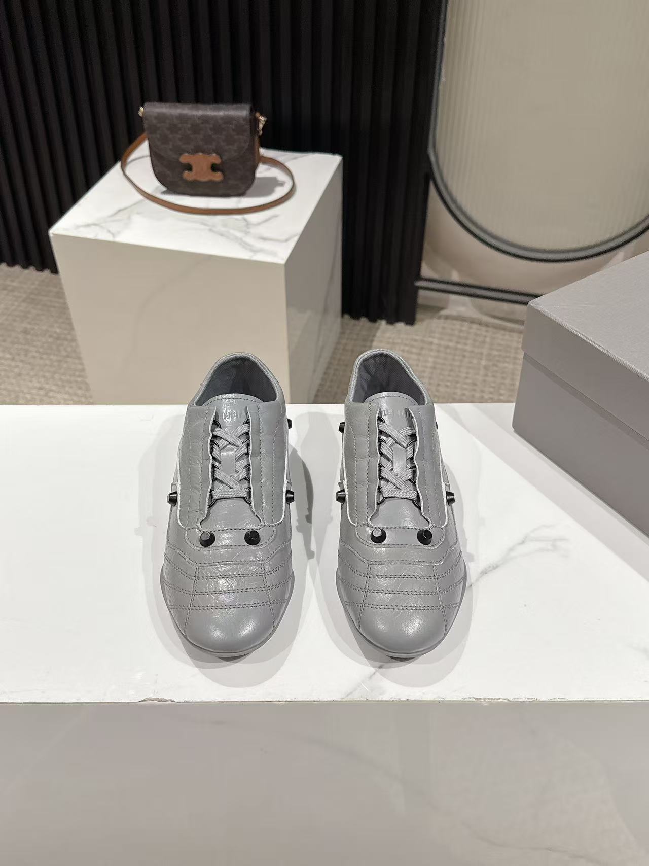 NO:629618,Balenciaga Balenciaga's latest baseball shoes, thin-soled shoes, casual shoes, many celebrity fashion bloggers have planted grass, original purchases, development and production, super popular thin-soled design, Balenciaga's latest hidden tennis shoes, soft waxed calfskin with classic double logos, full of retro feel, and the most versatile color scheme. This year's casual shoes for girls, the sole design is super soft, and comes with exquisite packaging at the counter. The fabric is original custom waxed calfskin, and the lining is imported custom mesh.  Original molded rubber outsole Size: 35-40, casual shoes/sports shoes, balenciaga, balenciaga, balenciaga, sneakers, cowhide19860909Balenciaga巴黎世家最新款棒球鞋 薄底鞋 休闲鞋 超多明星时尚博主种草 原版购入开发做货 超火的薄底设计 巴黎家最新隐藏款网球鞋柔软油蜡小牛皮配搭经典双logo满满的复古感又是最最最百搭的配色 今年女孩必入的一款休闲鞋 鞋底设计 超级柔软 配合送专柜精美包装 面料原版定制油蜡小牛皮 内里进口定制网布里 鞋底原版开模橡胶大底 Size:35-40,休闲鞋/运动鞋,balenciaga,balenciaga,balenciaga,sneakers,cowhide,Women's Shoes