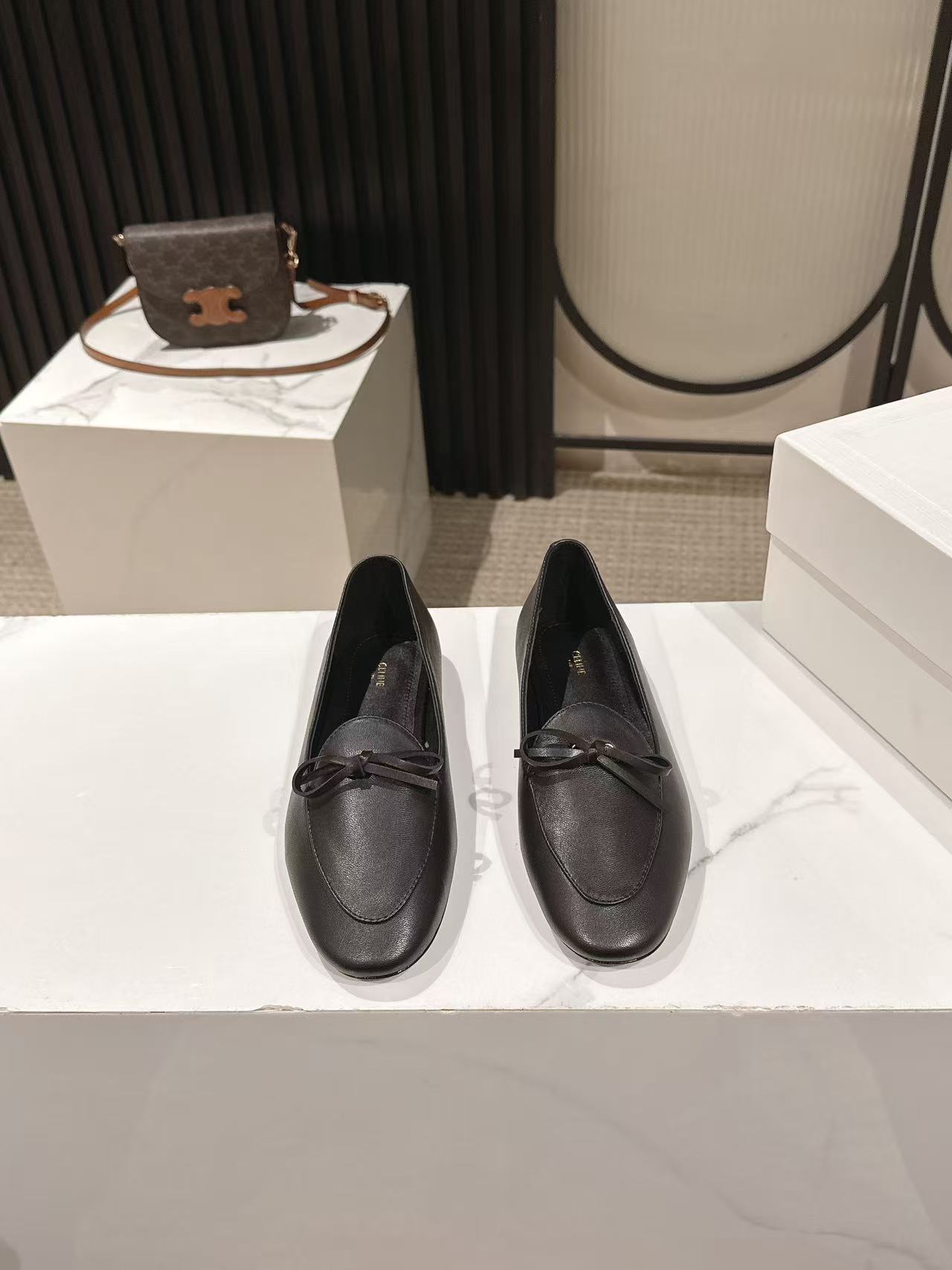 NO:694262,CELINE's latest spring and summer loafers for 2026. Many celebrity internet celebrities are planting loafers. This year's super popular loafers. Simple old money style outfit. Produced by a big factory. Don't worry about quality control. Retro and modern design, can be easily worn in suit pants, skirts and jeans. It is low-key and full of temperament. The shoes are super soft and can be worn twice!  !  Upper imported top mixed sheepskin non-market bargain outsole Italian genuine leather outsole Size 35-41 (40 41 customized non-returnable), loafers, celine, loafers, skirts, jeans, business suit, sheepskin, Leather soles19860909CELINE思琳2026春夏最新款乐福鞋 超多明星网红种草 今年超火的乐福鞋 简简单单的老钱风穿搭 妥妥大厂出品 品质品控不用担心 复古摩登设计,西装裤、裙装、牛仔裤都能轻松驾驭,低调又气质满满鞋子超软可以两穿！！ 鞋面进口顶级混种羊皮非市面便宜货 大底 意大利真皮大底Size35-41（40 41订做不退换）,乐福鞋,celine,loafers,skirts,jeans,business suit,sheepskin,Leather soles,Women's Shoes