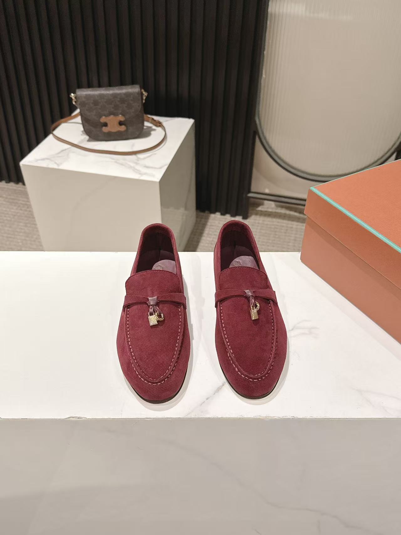 NO:785456,Men's Loropiana classic couple style high mercerized cowhide loafers. LP has always been a design style based on ease of wear and comfort. In recent years, the old-money style has been super worn. These loafers are no exception. The simple tassel design concept is extremely minimalist when combined with the brand's classic colors for embellishment!  Really a pair of items that can be worn regardless of age, occupation or outfit. Leather material selection: imported sheep suede. Lining: sheepskin lining. Original Italian genuine leather outsole. Size women's 35-41 men's 39-45 (women's 40.41 men's 44.45 custom-made and non-refundable), loafers, loro piana, loro piana, loafers, cowhide, sheepskin, Leather soles19860909男款 Loropiana经典情侣款高丝光牛皮乐福皮鞋 LP一直是以好穿舒适为主的设计风格 这几年老钱风穿搭超级 这款乐福鞋也不例外 简约流苏的设计理念搭配品牌经典的颜色做点缀显得格外极简！真的做到一双不分年龄不分职业不分穿搭都可以驾驭的单品 皮料选用 : 进口羊反绒 内里: 羊皮内里 原版意大利真皮大底 Size女款35-41 男款39-45（女40.41 男44.45定做不退换）,乐福鞋,loro piana,loro piana,loafers,cowhide,sheepskin,Leather soles,Women's Shoes