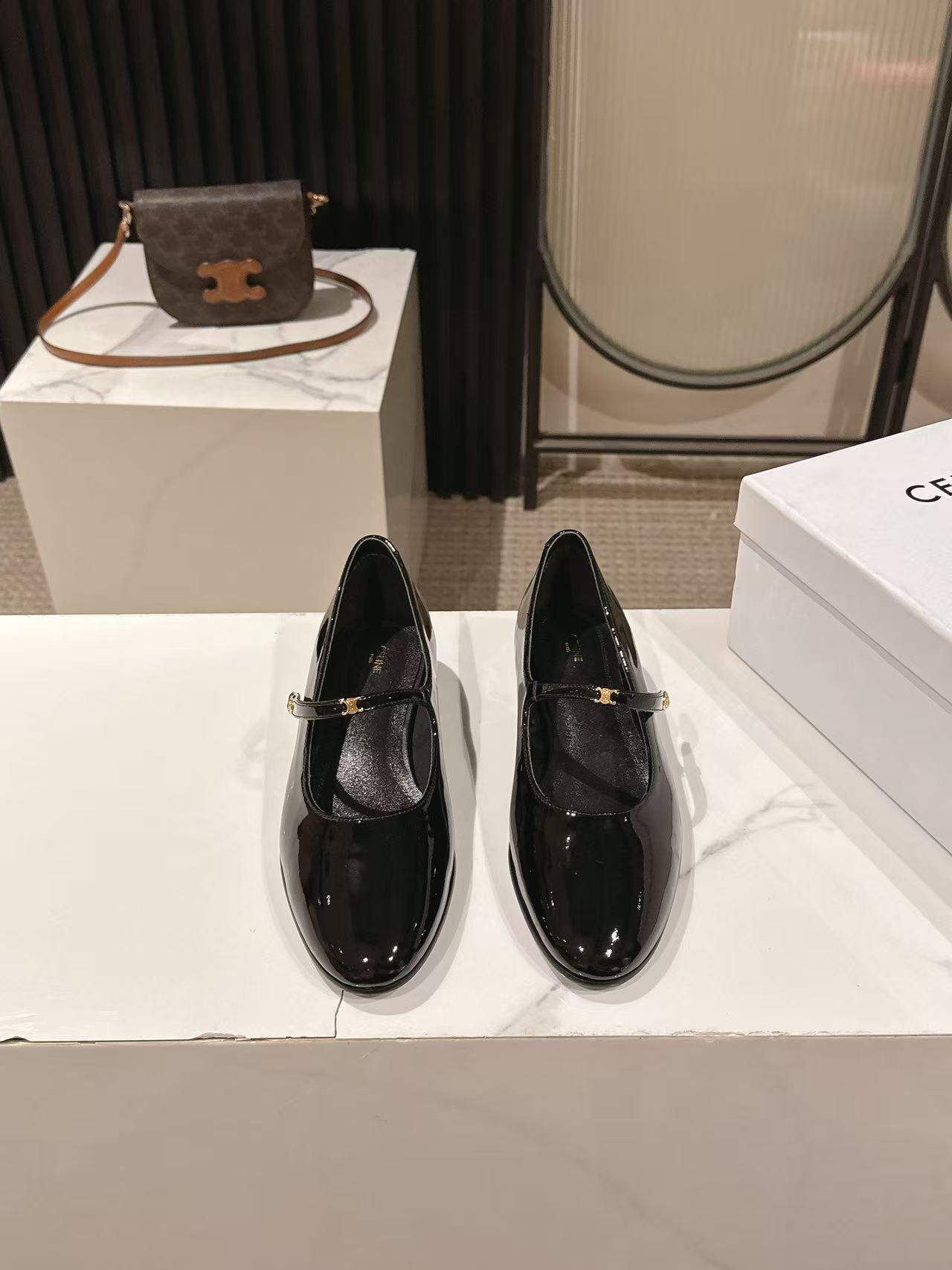 NO:785451,, CELINE Celine 2026 spring and summer latest loafers. There are many celebrity Internet celebrities. This year's super popular loafers. Simple old money style wear. Produced by a big factory. Don't worry about quality control. Retro modern design, suit pants, skirts, and jeans can be easily worn. Low-key and full of temperament. The shoes are super soft and can be worn twice!  !  The upper is imported top-quality cow patent leather, which is not a bargain on the market. The outsole is Italian genuine leather outsole Size 35-41 (40.41 customization is not returnable), loafers, celine, loafers, skirts, jeans, business suit, Leather soles19860909,CELINE思琳 2026春夏 最新款乐福鞋 超多明星网红种草 今年超火的乐福鞋 简简单单的老钱风穿搭 妥妥大厂出品 品质品控不用担心 复古摩登设计,西装裤、裙装、牛仔裤都能轻松驾驭,低调又气质满满鞋子超软可以两穿！！ 鞋面进口顶级牛漆皮非市面便宜货 大底 意大利真皮大底Size35-41（40.41定制不退换）,乐福鞋,celine,loafers,skirts,jeans,business suit,Leather soles,Women's Shoes