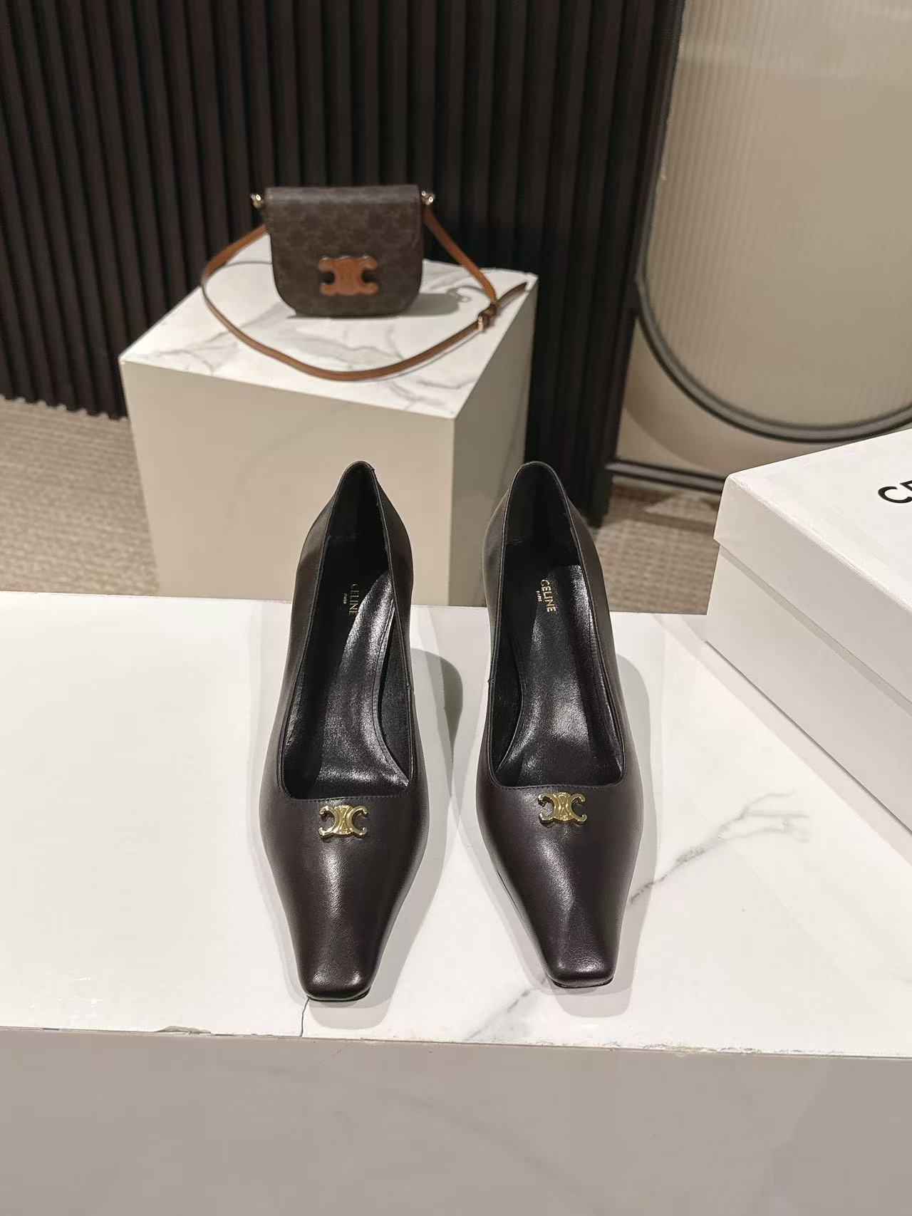 NO:785446,, CELINE Celine's latest 2026 spring and summer Arc de Triomphe catwalk style fashion shoes. Lots of internet celebrity fashion bloggers planted grass. They are high-end and comfortable, matching the skirts of goddesses. Sexy pointy toe. Full of fashion and femininity. The exclusive heels of the evening series completely hit me in the lookbook throughout the season. They are simple and yet detailed, easy to wear without tiring the feet. Imported calfskin upper, mixed sheepskin lining, heel height 5.5CM, Italian genuine leather outsole.  Size35-40 (40 is custom-made and non-refundable), sandals, celine, sandals, skirts, cowhide, sheepskin, Leather soles19860909,CELINE思琳2026春夏最新凯旋门走秀款 时装鞋 超多网红时尚博主种草 高级感舒适,配女神们的半身裙 性感小尖头 时尚女人味十足 晚宴系列专属跟鞋贯穿整季lookbook完全戳中我,简单又不失细节,好穿不累脚, 鞋面进口小牛皮 内里混种羊皮 跟高5.5CM鞋底意大利真皮大底 Size35-40（40 定做不退换）,凉鞋单鞋,celine,sandals,skirts,cowhide,sheepskin,Leather soles,Women's Shoes