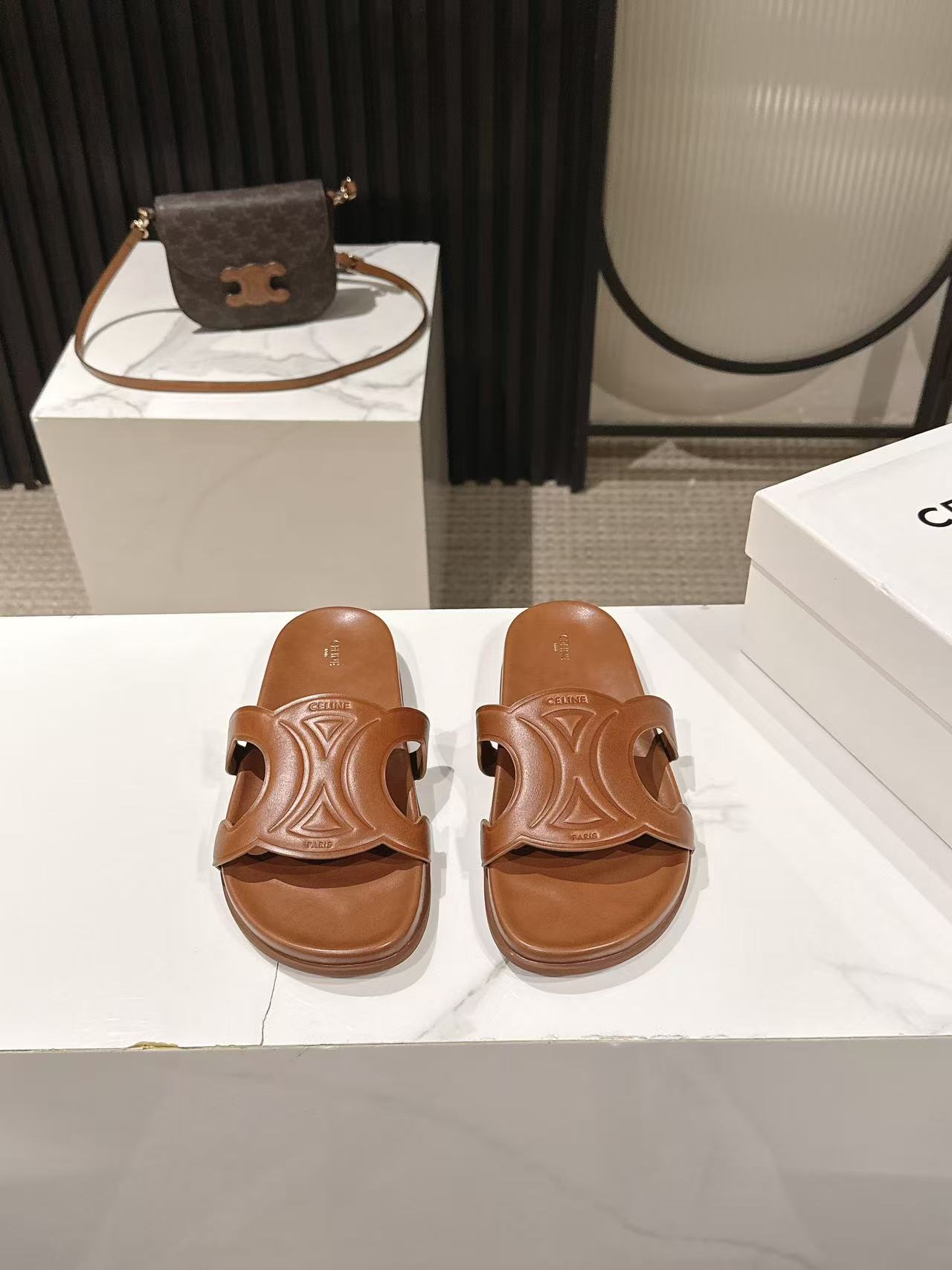 NO:785436,, CELINE Celine's latest 2026 spring and summer Arc de Triomphe slippers, many celebrities have planted grass. The three-dimensional Arc de Triomphe pattern is embossed on the upper. The footbed and the sole are the same color. Visually clean and casual. It is CELINE's popular 'lazy shoe' style. It is suitable for relaxed scenes such as the beach and shopping. The sole is a non-slip rubber sole. The footbed has a slight curvature to fit the foot. It is not easy to wear for a long time and is suitable for matching with floral skirts and straight jeans.  Create a gentle and intellectual summer look. Original molded rubber outsole Size35-40, slippers, celine, slippers, skirts, jeans19860909,CELINE思琳 2026春夏最新款凯旋门拖鞋超多明星网红种草 鞋面压印立体凯旋门图案 鞋床与鞋底同色 视觉上干净利落 休闲度假风 是CELINE热门的“懒人鞋”款 适合海边 逛街等轻松场景 鞋底为防滑橡胶底 鞋床有轻微弧度贴合脚型 久穿不易累适合搭配碎花裙 直筒牛仔裤 打造温柔知性的夏日造型 原版开模橡胶大底 Size35-40,拖鞋,celine,slippers,skirts,jeans,Women's Shoes