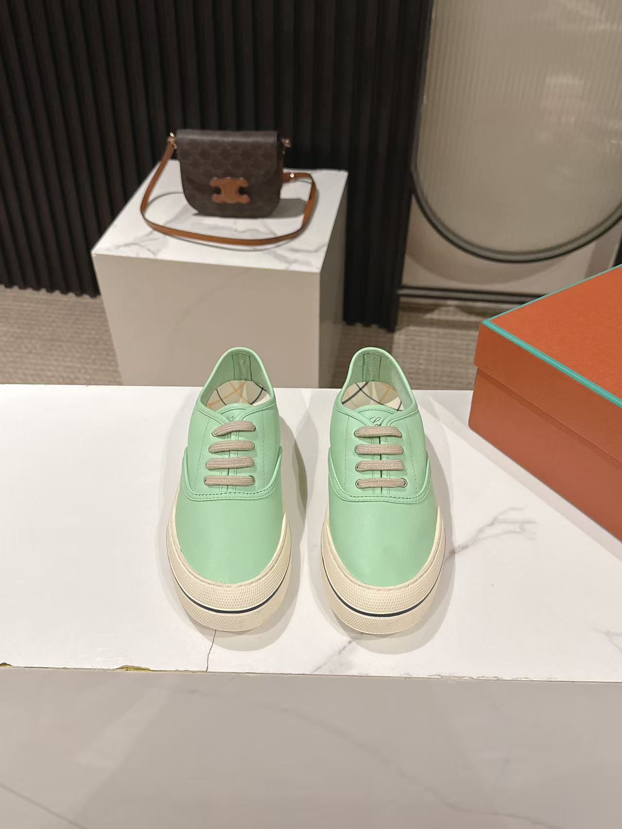 NO:785441,Cloth and leather men's Loro Piana spring and summer latest couples' canvas shoes. Many celebrity Internet celebrities have planted grass. Italy's top luxury brand LP is famous for its top-grade cashmere and leather products. It focuses on low-key luxury 'old money style' design, which is simple and restrained, focusing on materials and comfort. It is the daily casual shoe preferred by stars and celebrities. The upper is breathable canvas, the midsole is off-white rubber edging, and the outsole has contrasting lines. It has both a retro feel and a high-end feel.  Suitable for different dressing styles. It can be used from casual commuting to daily outings. It is very suitable for creating a relaxed feeling. 'Old money style' original open molded outsole. Size female 35-41 male 39-45 (female 40.41 male 44.45 customized and non-refundable), casual shoes/sports shoes, loro piana, loro piana, sneakers19860909布面 皮面 男款Loro Piana诺悠翩雅春夏最新情侣款帆布鞋 超多明星网红种草 意大利顶级奢侈品牌LP 以顶级羊绒 皮革制品闻名,主打低调奢华的“老钱风”设计简约克制,注重材质与舒适感,是明星、名流偏爱的日常休闲鞋款鞋面为透气帆布 中底是米白色橡胶包边 外底做了撞色线条 复古感与高级感兼具 适配不同穿搭风格 从休闲通勤到日常出街都能驾驭非常适合打造松弛感“老钱风”原版开模大底 Size女35-41 男39-45（女40.41 男44.45定制不退换）,休闲鞋/运动鞋,loro piana,loro piana,sneakers,Women's Shoes