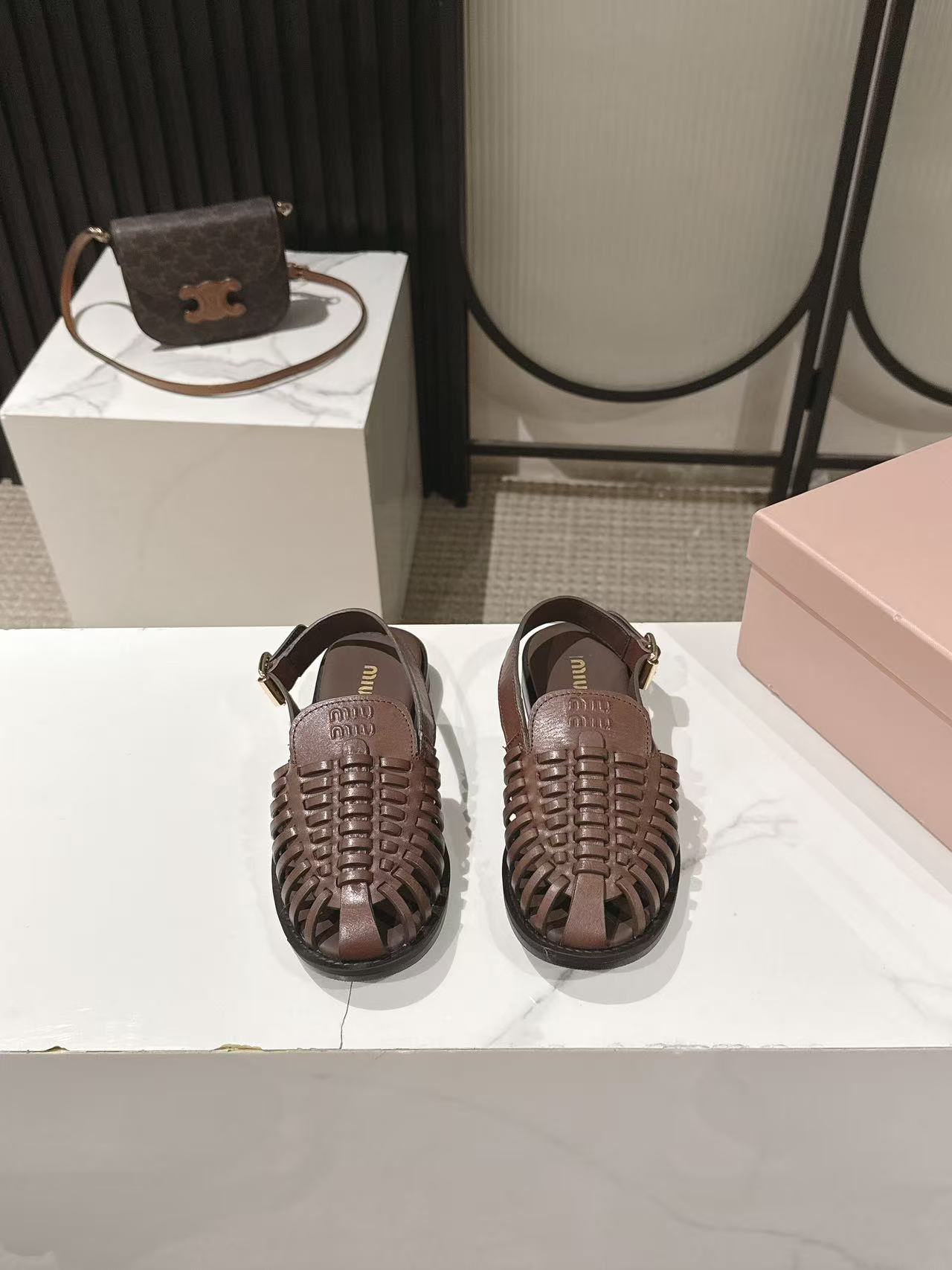 NO:785421,Miu Miu's latest woven hollow back strap Roman sandals for spring and summer. It is the brand's iconic retro sweet and cool style item with many celebrities. It perfectly blends French retro and girly feel. It is a versatile luxury shoe for spring and summer commuting and vacation. It uses multiple cowhide strips woven into a cage-like toe structure, which is a classic element of Roman sandals. It is breathable and retro, while modifying the foot shape. It is friendly to wide and fat feet.  Adjustable one-line buckle back strap, stable and not falling off, while modifying the ankle line, showing slim legs, upper imported calfskin, original molded non-slip outsole, size 35-41, sandals, miumiu, sandals, cowhide19860909,Miu Miu缪缪春夏最新款编织镂空后绊带罗马凉鞋 超多明星网红种草是品牌标志性的复古甜酷风单品,完美融合了法式复古与少女感,是春夏通勤、度假的百搭奢品鞋履 采用多根牛皮条编织成笼状包头结构,是罗马凉鞋的经典元素,透气复古,同时修饰脚型,对宽脚、胖脚友好 可调节一字扣后绊带,稳固不掉跟,同时修饰脚踝线条,显腿细鞋面进口小牛皮 原版开模防滑大底 码数35-41,凉鞋,miumiu,sandals,cowhide,Women's Shoes