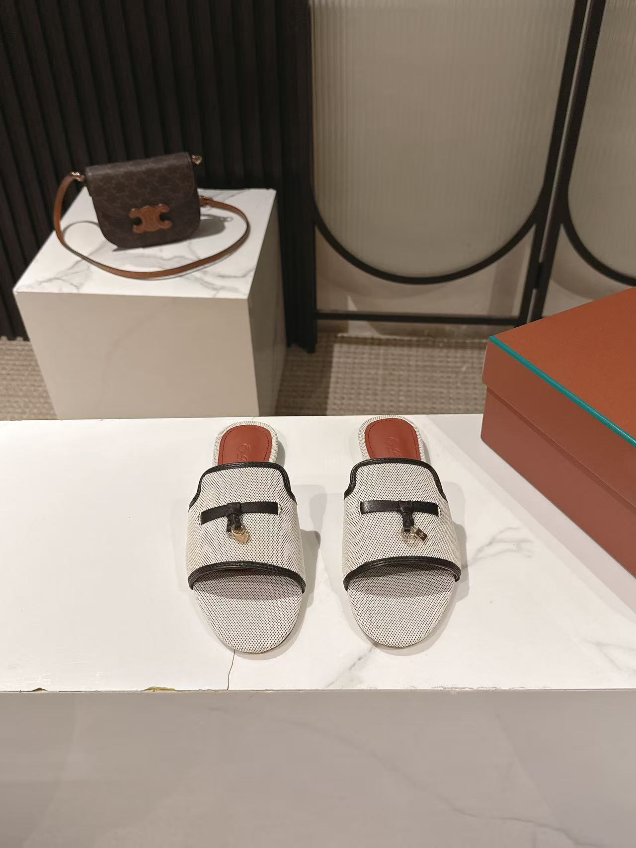 NO:785426,, Loro Piana’s classic hot-selling LP top version of the relaxed old money style tassel lock one-line sandals. It turns out that these are the legendary big sandals that can walk 20,000 steps without tiring your feet. They have both good looks and feel, and you will be completely smitten as soon as you step on them ~ The minimalist design is eye-catching and durable, and it is a bonus when wearing it.  The soft and soft texture on the feet is outstanding. It does not scratch the feet and is very nice. It is matched with soft and waxy soles. It can be worn for daily use for a long time without getting tired. Who can resist a pair of versatile and good-looking spring shoes?  Don't be too elegant at all. The feel and texture of the feet are all right. The key is to make the legs look longer and not tire the feet. The main thing is that it is just right!  Material imported denim fabric, cowhide lining, outsole, Italian leather outsole, women's size 35-41 (40.41 customized, non-refundable), slippers, loro piana, loro piana, sandals, slippers, cowhide, Leather soles19860909, Loro Piana经典爆款出品lp 顶级版本 松弛老钱风流苏锁扣一字凉拖 原来这就是传说走两万步都不会累脚的 大凉鞋 把颜值和脚感都拿捏住了,上脚一走就会被彻底沦陷～极简的设计吸睛耐看,穿搭加分项呀 软乎乎的脚感质感出众,不会磨脚就很nice搭配软软糯糯的鞋底,日常通行久穿不累哦 谁能拒绝得了一双百搭又好看的春款鞋？简直不要太气质,脚感和质感都拿捏,关键是显腿长不累脚,主打的就是一个刚刚好！ 材质进口牛仔布料 内里牛皮内里 大底意大利真皮大底 码数女码35-41（40.41定制不退换）,拖鞋,loro piana,loro piana,sandals,slippers,cowhide,Leather soles,Women's Shoes