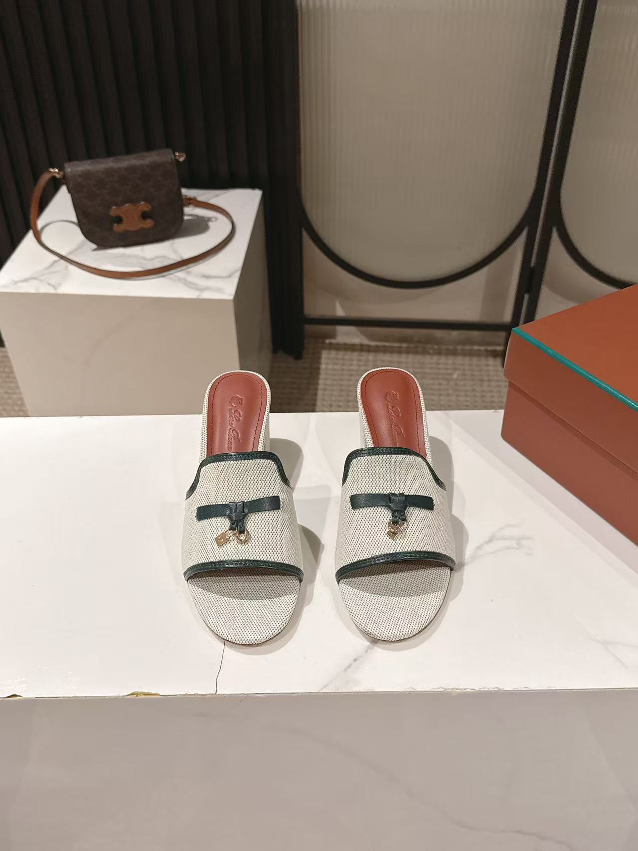 NO:785431,, Loro Piana’s classic popular LP top version of the relaxed old money style tassel lock one-line sandals. It turns out that these are the legendary big sandals that can walk 20,000 steps without tiring your feet. They have both good looks and feel on your feet. You will be completely lost as soon as you step on them. The minimalist design is eye-catching and durable, and it is a bonus for outfits.  The soft and soft texture on the feet is outstanding. It does not scratch the feet and is very nice. It is matched with soft and waxy soles. It can be worn for daily use for a long time without getting tired. Who can resist a pair of versatile and good-looking spring shoes?  Don't be too elegant at all. The feel and texture of the feet are all right. The key is to make the legs look longer and not tire the feet. The main thing is that it is just right!  Material Imported denim fabric, cowhide lining, heel height 5.5CM, outsole, Italian leather sole, size, women's size 35-41 (40.411 customized, non-refundable), slippers, loro piana, loro piana, sandals, slippers, cowhide19860909,Loro Piana经典爆款出品lp 顶级版本 松弛老钱风流苏锁扣一字凉拖 原来这就是传说走两万步都不会累脚的 大凉鞋 把颜值和脚感都拿捏住了,上脚一走就会被彻底沦陷～极简的设计吸睛耐看,穿搭加分项呀 软乎乎的脚感质感出众,不会磨脚就很nice搭配软软糯糯的鞋底,日常通行久穿不累哦 谁能拒绝得了一双百搭又好看的春款鞋？简直不要太气质,脚感和质感都拿捏,关键是显腿长不累脚,主打的就是一个刚刚好！ 材质进口牛仔布料 内里牛皮内里 跟高5.5CM 大底意大利真皮鞋底 码数女码35-41（40.411定制不退换),拖鞋,loro piana,loro piana,sandals,slippers,cowhide,Women's Shoes