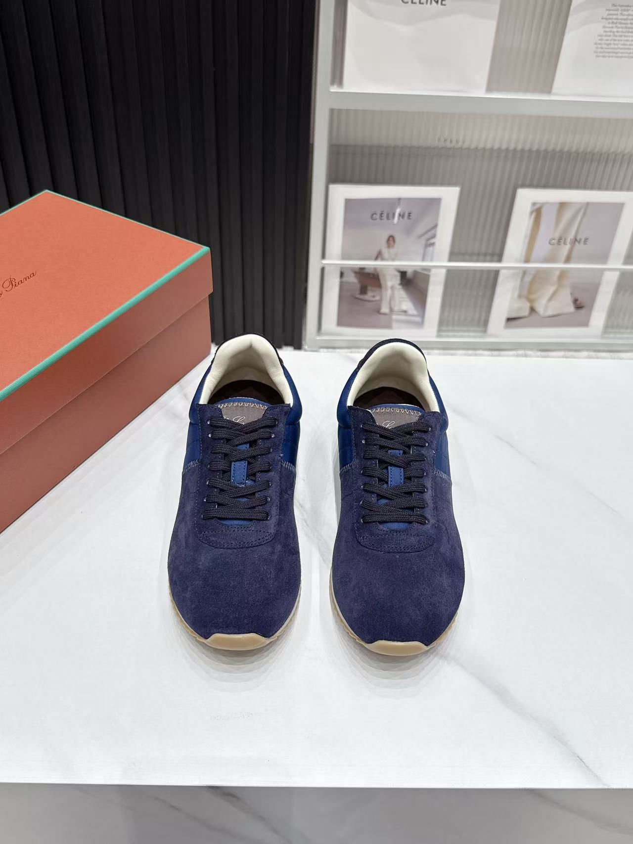 NO:957335,Men's Loro Piana's latest spring and summer casual sports shoes. There are many celebrities and Internet celebrities. LP old money style has become very popular in recent years. It adopts 3D pressure labeling technology to fit the foot lightly. It has both sporty and high-end texture. Ultra-lightweight rubber outsole. Zigzag pattern design improves grip and cushioning effect. Comfortable walking, low-key and luxurious casual style, suitable for daily commuting.  It can be paired with casual suits, jeans, wide-leg pants, etc., taking into account comfort and sophistication. It is also the daily choice of many stars and celebrities. The original molded outsole size is 39-45 (44 and 45 are customized and non-refundable), casual shoes/sports shoes, loro piana, loro piana, sneakers, jeans, business suit19860909男款 Loro Piana诺悠翩雅春夏最新款 休闲运动鞋 超多明星网红种草 LP老钱风这几年超级火 采用3D压标工艺 轻盈贴合脚型 兼具运动感与高级质感 超轻量橡胶大底 锯齿纹路设计提升抓地力与缓震效果 行走舒适低调奢华的休闲风,适合日常通勤 可搭配休闲西装、牛仔裤、阔腿裤等,兼顾舒适感与精致感,也是很多明星、名流的日常选择 原版开模大底码数39-45（44 45定做不退换）,休闲鞋/运动鞋,loro piana,loro piana,sneakers,jeans,business suit,Women's Shoes
