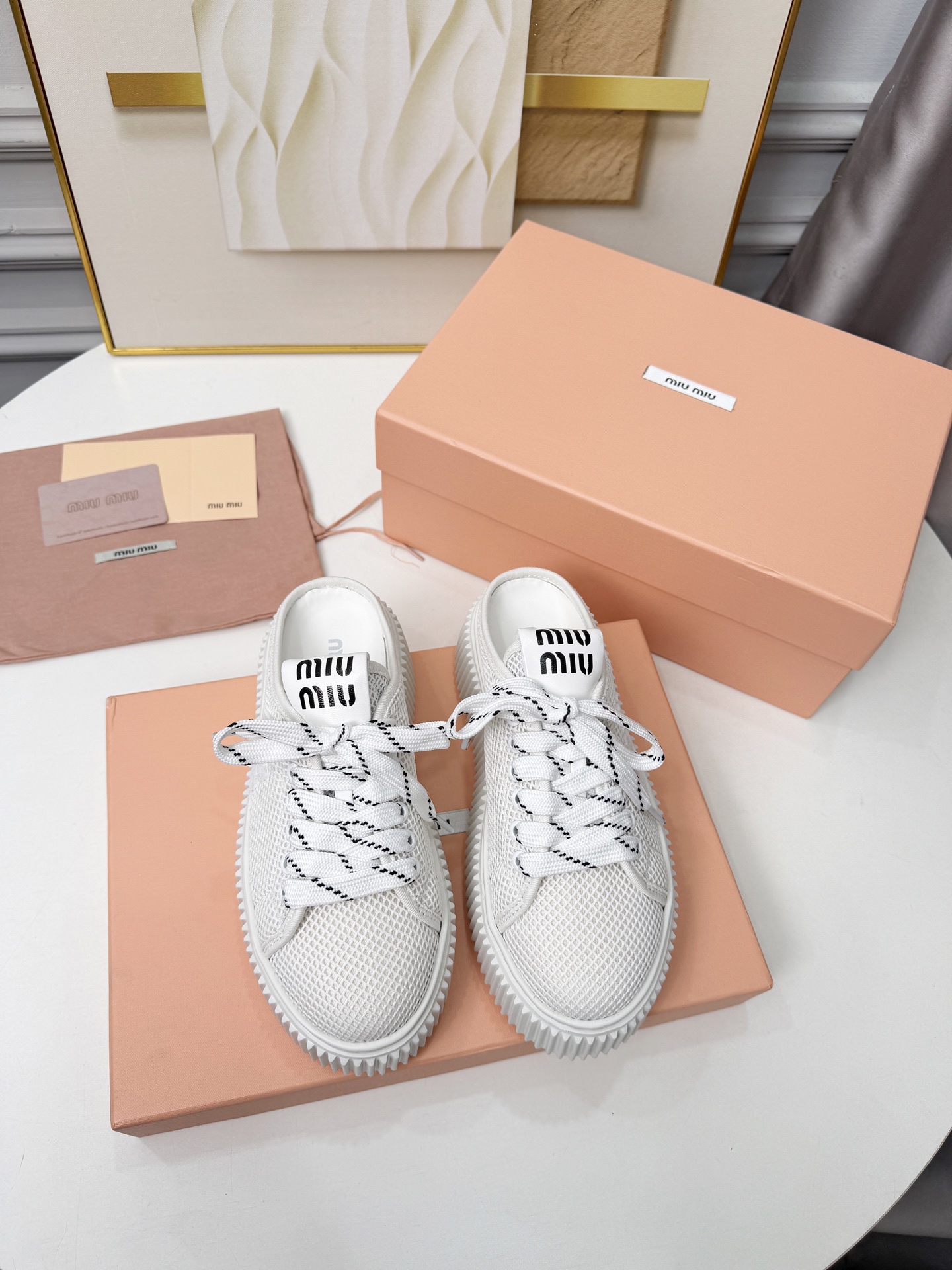 NO:868981,MIU MIU 26 new fashionable thick-soled biscuit white shoes with mesh, low-key luxury. The shoes are ultra-light overall, not picky about the shape of the foot, the style is really simple and good-looking, and it is an eye-catching artifact that becomes more and more durable as time goes by! MiuMiu fans, how can you not have a pair of canvas biscuit shoes on your feet this summer! Specific mesh surface material Breathable canvas lining Soft and comfortable sheepskin for foot pads Non-slip and wear-resistant EVA outsole 4cm thick  Size: 35-39 (40 customized, non-refundable), casual shoes/sports shoes, miumiu, sneakers, sheepskin19860909MIU MIU 缪缪26新款网面时尚厚底饼干小白鞋,低调奢华.鞋子整体超轻,不挑脚型,款式真的简约又好看,越久越耐看的一款吸睛神器! MiuMiu的粉丝,今年夏天脚上怎能少一双帆布饼干鞋呢! 特定网布面材质 内里透气帆布 垫脚柔软舒适羊皮 防滑耐磨EVA大底 底厚4cm Size:35-39（40定做不退换）,休闲鞋/运动鞋,miumiu,sneakers,sheepskin,Women's Shoes