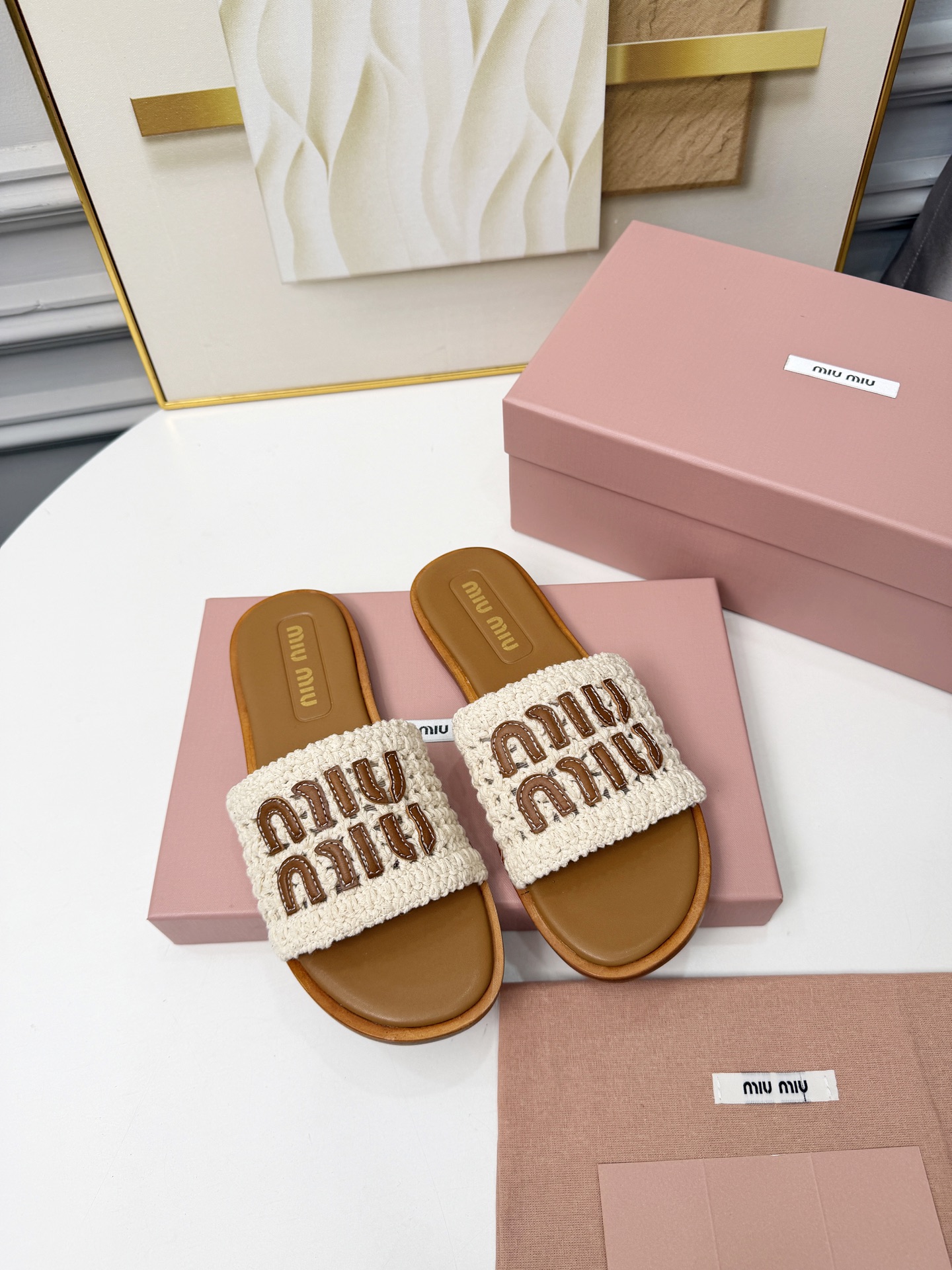 NO:889015,(Genuine leather sole) Miu Miu Miu 26 upgraded craftsmanship to create high-quality products, classic fashion models 1:1 mold opening to instantly kill all versions on the market. Fashionable and versatile trendy slippers that are loved by European and American celebrities and Internet celebrities ♀ Outsole Italian imported genuine leather outsole Size 35 to 40 (customized size 41) Original full set of packaging, slippers, miumiu, slippers, Leather soles19860909（真皮底）  Miu缪缪 26升级工艺打造精品,经典时尚款1:1开模秒杀市场一切版本欧美名媛明星网红的大爱款时尚百搭潮流拖鞋♀ 大底意大利进口真皮大底 码数35一40（41码定做）  原版全套包装,拖鞋,miumiu,slippers,Leather soles,Women's Shoes