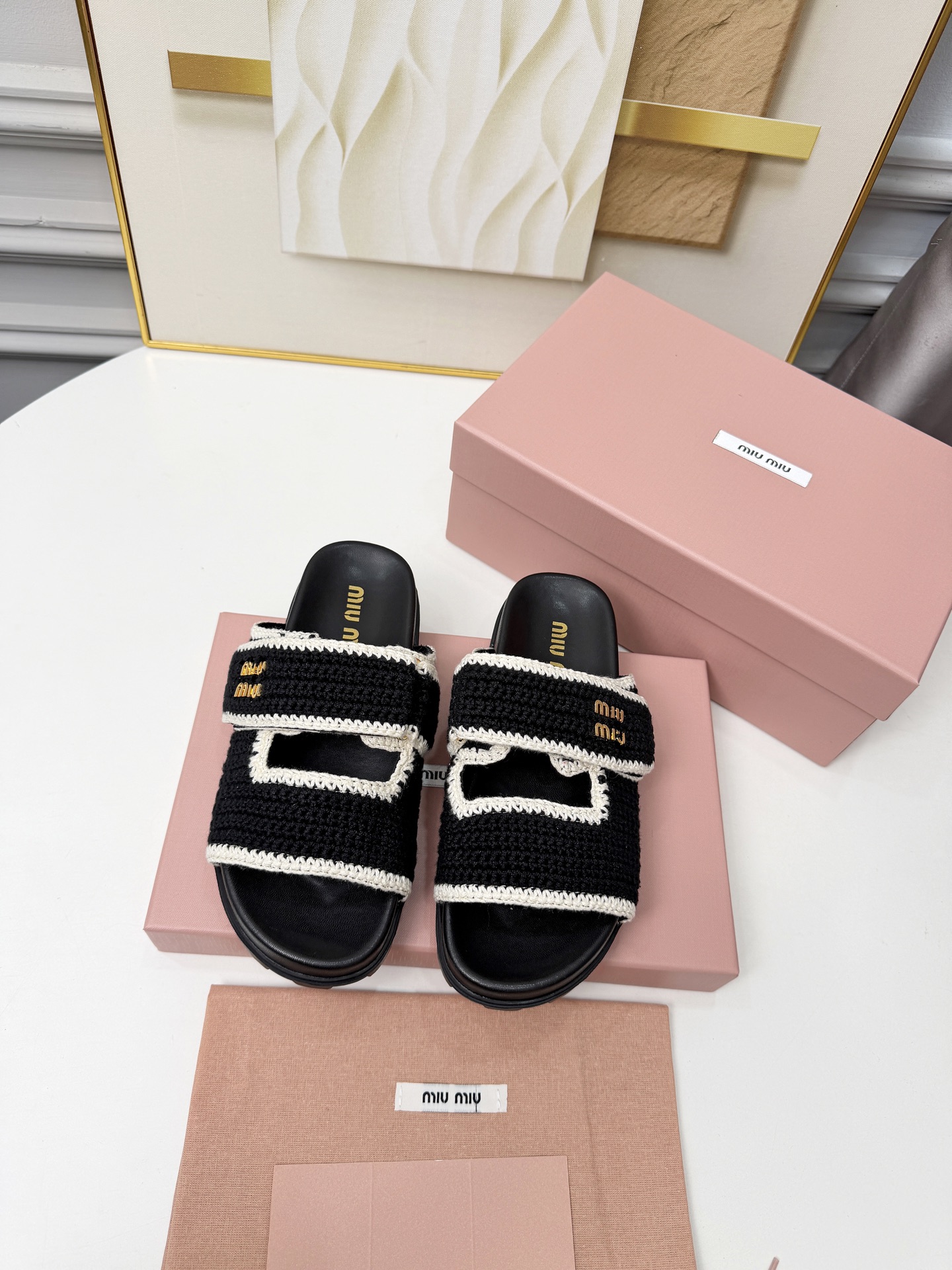 NO:888981,miu/m 26's latest popular Xiaoxiang style flat slippers, a favorite among European and American ladies, celebrities and Internet celebrity girls, single color fluffy and soft, skin-friendly and soft, a must-have for spring. Rich in fashion elements, the upper appearance is equipped with MIUIMIUI letter buckle electric embroidery, which is full of elegance. Wearing it can always show the fashionable charm of women. It is fashionable but not overly flamboyant. The original 1:1 development kills all versions on the market. The sole is non-slip and wear-resistant rubber sole.  Standard code 35-41 (41 customized), slippers, miumiu, slippers19860909miu/m 26最新爆款小香风格平底拖鞋 欧美名媛 明星 网红girl 大爱款 ,单色蓬松柔软 亲肤柔软春季必备款 富有时尚元素,鞋面外表 加上MIUIMIUI字母扣电绣贵气感十足 穿上它总能展现女性时尚韵味 时尚却不过分张扬原版1:1开发秒杀市场一切版本 鞋底防滑耐磨橡胶底 标准码35-41（41定做）,拖鞋,miumiu,slippers,Women's Shoes