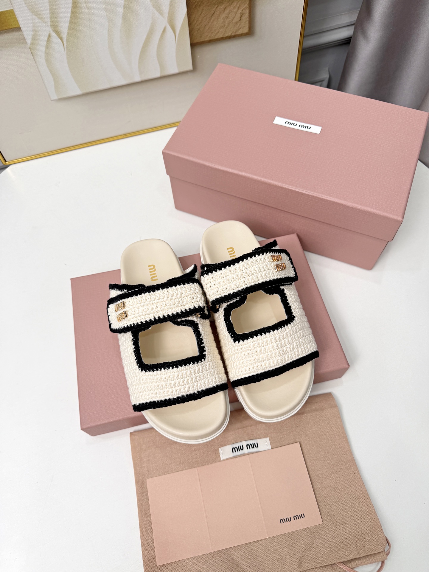 NO:868990,miu/m 26's latest popular Xiaoxiang style flat slippers, a favorite among European and American ladies, celebrities and Internet celebrity girls, single color fluffy and soft, skin-friendly and soft, a must-have for spring. Rich in fashion elements, the upper appearance is equipped with MIUIMIUI letter buckle electric embroidery, which is full of elegance. Wearing it can always show the fashionable charm of women. It is fashionable but not overly flamboyant. The original 1:1 development kills all versions on the market. The sole is non-slip and wear-resistant rubber sole.  Standard code 35-41 (41 customized), slippers, miumiu, slippers19860909miu/m 26最新爆款小香风格平底拖鞋 欧美名媛 明星 网红girl 大爱款 ,单色蓬松柔软 亲肤柔软春季必备款 富有时尚元素,鞋面外表 加上MIUIMIUI字母扣电绣贵气感十足 穿上它总能展现女性时尚韵味 时尚却不过分张扬原版1:1开发秒杀市场一切版本 鞋底防滑耐磨橡胶底 标准码35-41（41定做）,拖鞋,miumiu,slippers,Women's Shoes