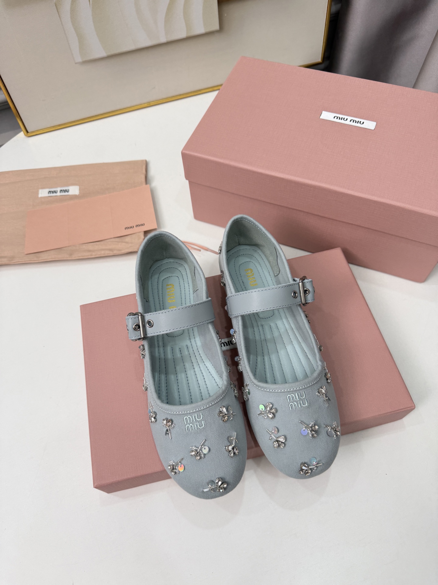 NO:882905,MIUMIU Miu Miu 26 latest catwalk model round toe buckle fabric Mary Jane shoes sequin rhinestone ballet shoes crystal diamond flat shoes  Decorated with rhinestones and three-dimensional flowers all over, the upper toes are like walking luminaries. The one-line buckle design is gentle and shows the slender feet. The round-toe shoes are huge and make the feet smaller without squeezing the feet. The soft-soled insole feels like clouds, so you don’t wear out your feet even if you walk around all day. You don’t have to worry about matching them, you just have a sweet girl with a filtered atmosphere on your feet!  Wear romance and sparkle on your feet, and focus on aesthetics with every step. Customized high-density canvas/beaded rhinestones on the inside of the upper, sheepskin for the feet, molded rubber outsole, size 35-39 (40.41 custom-made, non-returnable), single shoes, miumiu, mary jane, jeans, sheepskin19860909MIUMIU 缪缪 26最新走秀款圆头扣带布面玛丽珍鞋珠片水钻芭蕾舞鞋水晶钻平底单鞋 满幅水钻+立体小花装饰,上脚就是行走的发光体.一字扣带设计温柔又显脚细,圆头鞋型巨显脚小不挤脚,软底鞋垫踩感像云朵,暴走一天都不磨脚.搭牛仔裤也能甜酷拉满.不用费心搭配,上脚就是自带滤镜的氛围感甜妹！把浪漫与闪耀穿在脚上,每一步都踩在审美点上. 鞋面内里定制高密度帆布/珠片水钻 垫脚羊皮 鞋底开模橡胶大底 码数35-39（40.41 定做不退换）,单鞋,miumiu,mary jane,jeans,sheepskin,Women's Shoes