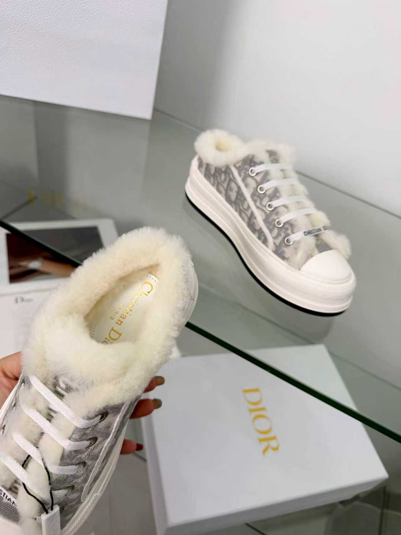 NO:589948,No profit at real price!  ' Dior Presbyopia Embroidered Wool Thick-soled Canvas Shoes Casual Sneakers (Half-Drag) This Walk'n'Dior thick-soled sneaker is a fashion item that enhances the style of the series. Oblique printed cotton embroidered upper, with comfortable thick sole, tongue and Christian Dior Paris logo laces. Sole thickness 4.5CM Size: Women's 35-41,, dior, dior, sneakers19860909实价不让利！ ' 迪奥老花刺绣 羊毛厚底帆布鞋 休闲运动鞋（半拖）这款 Walk'n'Dior 厚底运动鞋是一款时尚单品,提升该系列的格调.Oblique 印花棉质刺绣鞋面,搭配舒适厚底、鞋舌和 Christian Dior Paris 标志鞋带.底厚4.5CM Size: 女款35一41,,dior,dior,sneakers,Men's shoes