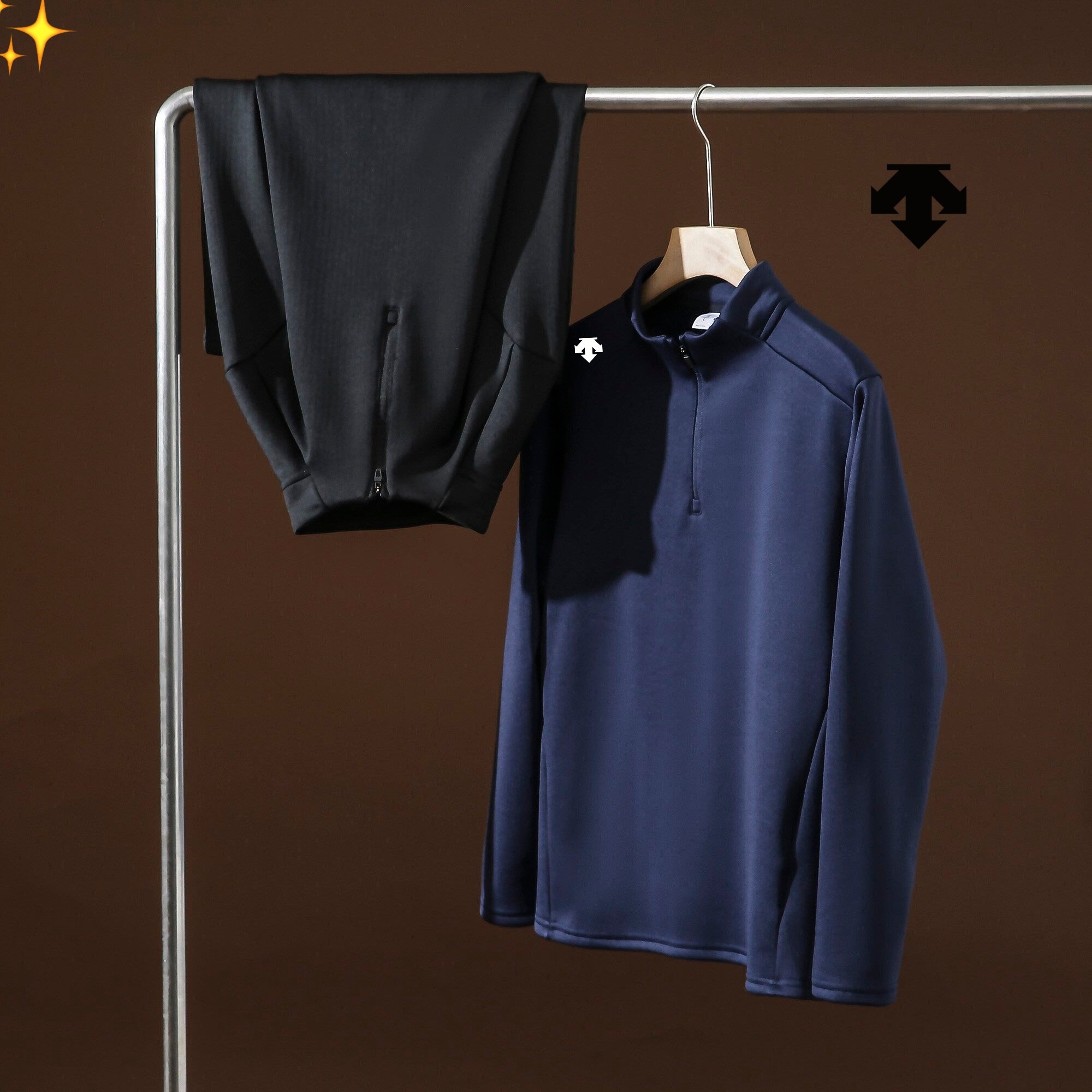 🛒购物价：   💰180（加绒款）
𝗗𝗲𝘀𝗰𝗲𝗻𝘁𝘀 迪桑特
 迪家冬季加绒半高领运动休闲卫衣	
 最近很多地方都开始降温了，这款版型比较日常，抗菌速干科技，高效排湿专为运动设计，单穿也保暖!展现极简美学，时尚“型”!属于怎么搭都不会出错的!
作为一件运动款，弹性毋庸置疑很好，面料含20%的氨纶弹力大，能很好的吸湿排汗，立体收腰剪裁可以展现曲线美H型身材也能看到腰身，最让我喜欢的是这个材质不容易静电，秋冬静电问题真的让人抓狂有没有!领口是半拉链的，保暖防风，原版定制半拉链，潮流穿搭
颜色：黑色  藏青色
尺码：M-3XL





