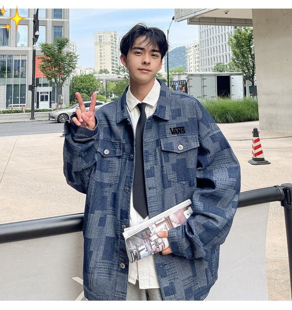  💰150
Vans/万斯 专柜同步发售个性提花格子水洗工装牛仔夹克外套，男女同款。

⚠️采用深浅交替的花格纹路提花设计，层次感十足，搭配工装设计风格，胸前万斯贴标logo，简直不要太酷了。
⚠️美式oversize宽松版型，上身搭配落肩效果，大方有型，男生女生都可以穿，也可搭配情侣。

颜色蓝色 黑色
尺码M-3XL（见图9）













