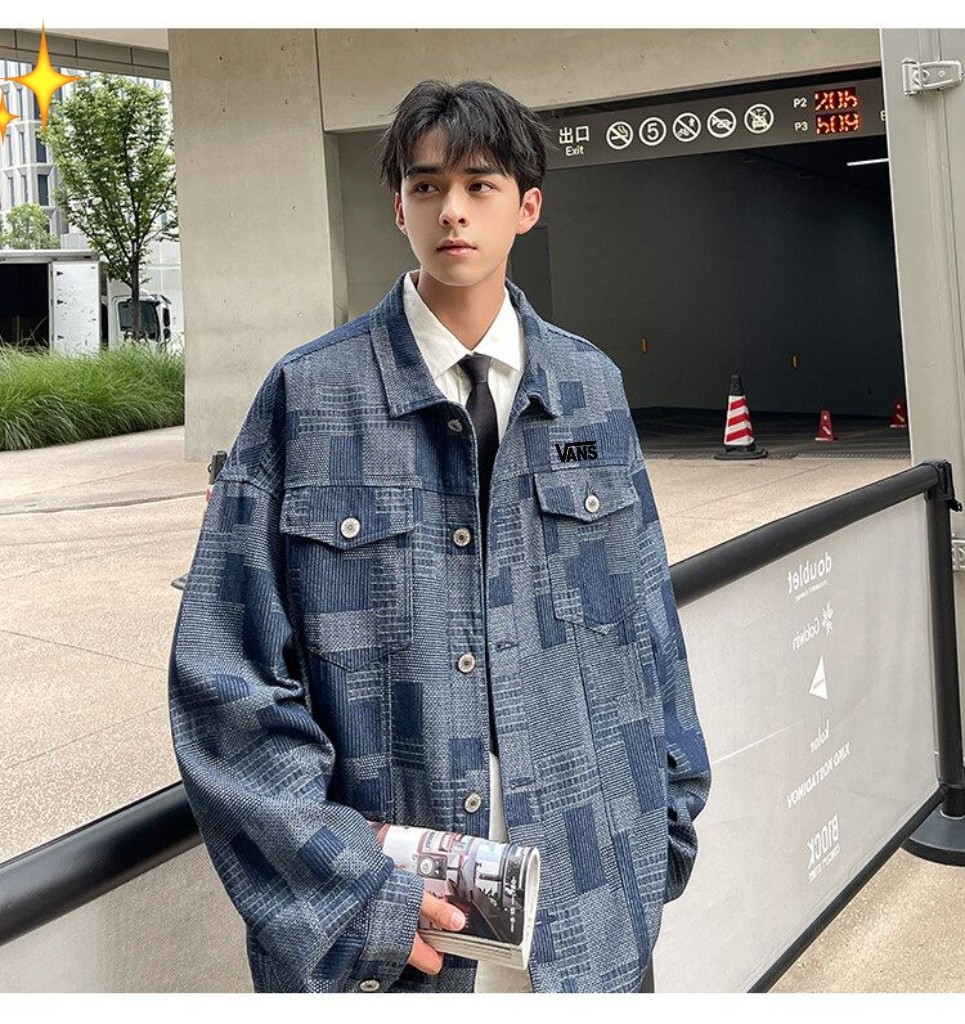  💰150
Vans/万斯 专柜同步发售个性提花格子水洗工装牛仔夹克外套，男女同款。

⚠️采用深浅交替的花格纹路提花设计，层次感十足，搭配工装设计风格，胸前万斯贴标logo，简直不要太酷了。
⚠️美式oversize宽松版型，上身搭配落肩效果，大方有型，男生女生都可以穿，也可搭配情侣。

颜色蓝色 黑色
尺码M-3XL（见图9）













