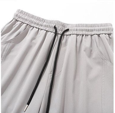 ❇️ 💰140
-KOLON SPORT可隆潮牌拼接菠萝格弯刀卫裤户外运动休闲宽松阔腿长裤
这款裤子的版型有点垮感，穿上以后非常显腿直。
采用了街头拼接设计，形成视觉火花，给人带来强烈的视觉冲击力，十分吸睛。
结合臀部宽松版型，
使得整体充满着浓郁的街头潮流气息，
尽显年轻一族时髦前卫的姿态。
将夸张的多处拼接作为设计主题。
结合大面积的贴布点缀，营造出鲜明的视觉对比效果，
尽显不羁个性态度。
宽松的裤腿剪裁穿着舒适轻便，彰显潮男的时尚品味！！

颜色：黑色 浅灰  深灰
尺码：M-2XL




















