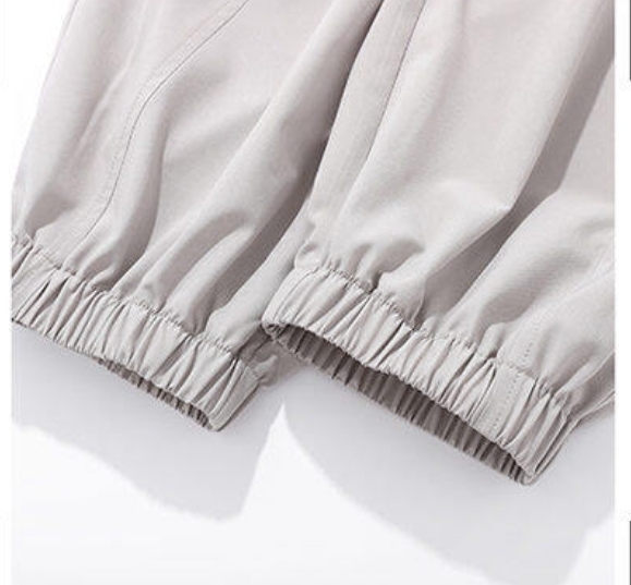 ❇️ 💰140
-KOLON SPORT可隆潮牌拼接菠萝格弯刀卫裤户外运动休闲宽松阔腿长裤
这款裤子的版型有点垮感，穿上以后非常显腿直。
采用了街头拼接设计，形成视觉火花，给人带来强烈的视觉冲击力，十分吸睛。
结合臀部宽松版型，
使得整体充满着浓郁的街头潮流气息，
尽显年轻一族时髦前卫的姿态。
将夸张的多处拼接作为设计主题。
结合大面积的贴布点缀，营造出鲜明的视觉对比效果，
尽显不羁个性态度。
宽松的裤腿剪裁穿着舒适轻便，彰显潮男的时尚品味！！

颜色：黑色 浅灰  深灰
尺码：M-2XL




















