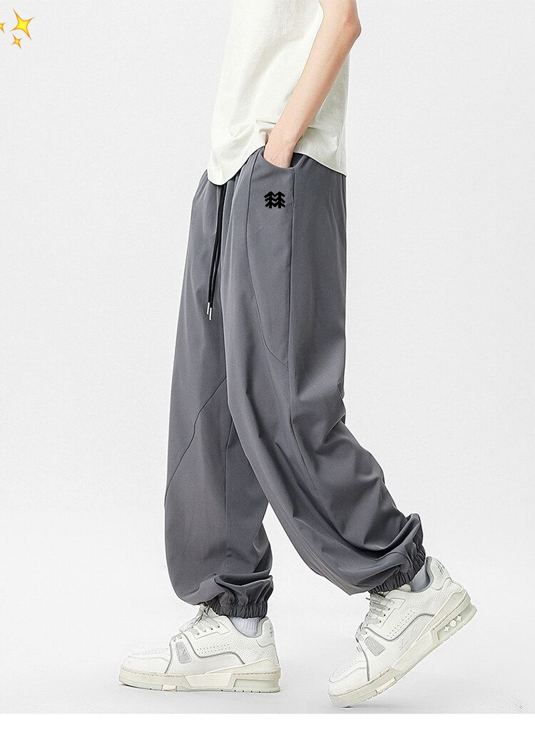 ❇️ 💰140
-KOLON SPORT可隆潮牌拼接菠萝格弯刀卫裤户外运动休闲宽松阔腿长裤
这款裤子的版型有点垮感，穿上以后非常显腿直。
采用了街头拼接设计，形成视觉火花，给人带来强烈的视觉冲击力，十分吸睛。
结合臀部宽松版型，
使得整体充满着浓郁的街头潮流气息，
尽显年轻一族时髦前卫的姿态。
将夸张的多处拼接作为设计主题。
结合大面积的贴布点缀，营造出鲜明的视觉对比效果，
尽显不羁个性态度。
宽松的裤腿剪裁穿着舒适轻便，彰显潮男的时尚品味！！

颜色：黑色 浅灰  深灰
尺码：M-2XL




















