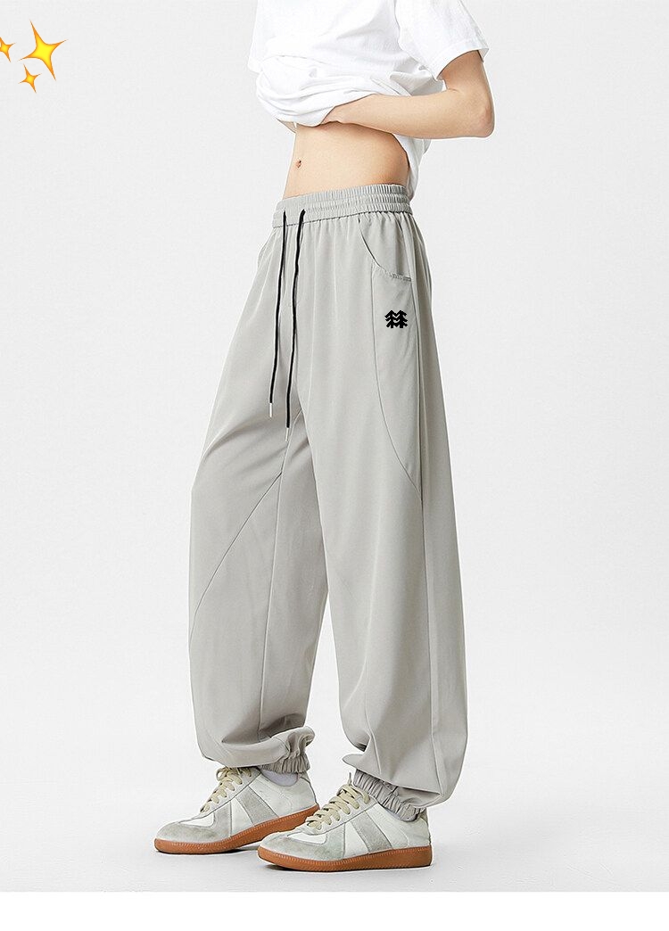 ❇️ 💰140
-KOLON SPORT可隆潮牌拼接菠萝格弯刀卫裤户外运动休闲宽松阔腿长裤
这款裤子的版型有点垮感，穿上以后非常显腿直。
采用了街头拼接设计，形成视觉火花，给人带来强烈的视觉冲击力，十分吸睛。
结合臀部宽松版型，
使得整体充满着浓郁的街头潮流气息，
尽显年轻一族时髦前卫的姿态。
将夸张的多处拼接作为设计主题。
结合大面积的贴布点缀，营造出鲜明的视觉对比效果，
尽显不羁个性态度。
宽松的裤腿剪裁穿着舒适轻便，彰显潮男的时尚品味！！

颜色：黑色 浅灰  深灰
尺码：M-2XL




















