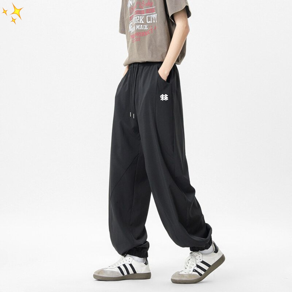 ❇️ 💰140
-KOLON SPORT可隆潮牌拼接菠萝格弯刀卫裤户外运动休闲宽松阔腿长裤
这款裤子的版型有点垮感，穿上以后非常显腿直。
采用了街头拼接设计，形成视觉火花，给人带来强烈的视觉冲击力，十分吸睛。
结合臀部宽松版型，
使得整体充满着浓郁的街头潮流气息，
尽显年轻一族时髦前卫的姿态。
将夸张的多处拼接作为设计主题。
结合大面积的贴布点缀，营造出鲜明的视觉对比效果，
尽显不羁个性态度。
宽松的裤腿剪裁穿着舒适轻便，彰显潮男的时尚品味！！

颜色：黑色 浅灰  深灰
尺码：M-2XL




















