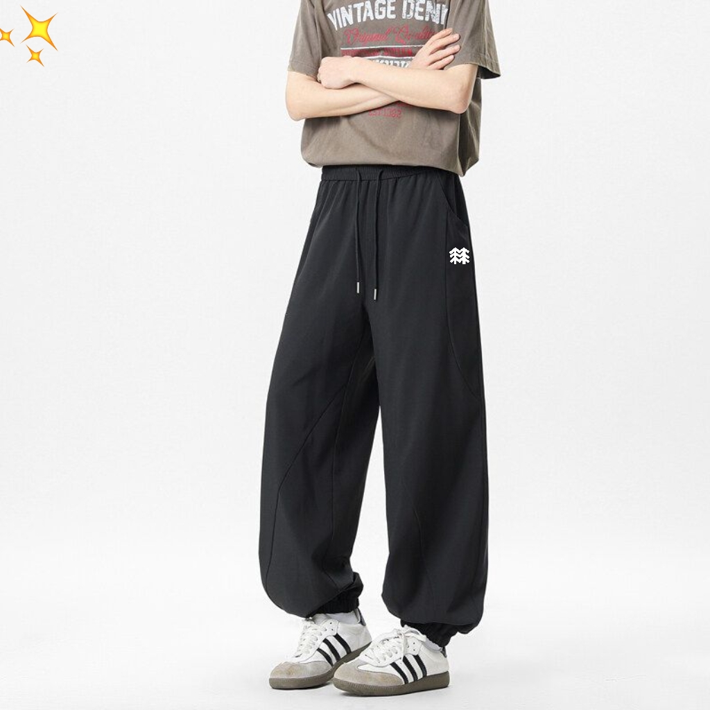 ❇️ 💰140
-KOLON SPORT可隆潮牌拼接菠萝格弯刀卫裤户外运动休闲宽松阔腿长裤
这款裤子的版型有点垮感，穿上以后非常显腿直。
采用了街头拼接设计，形成视觉火花，给人带来强烈的视觉冲击力，十分吸睛。
结合臀部宽松版型，
使得整体充满着浓郁的街头潮流气息，
尽显年轻一族时髦前卫的姿态。
将夸张的多处拼接作为设计主题。
结合大面积的贴布点缀，营造出鲜明的视觉对比效果，
尽显不羁个性态度。
宽松的裤腿剪裁穿着舒适轻便，彰显潮男的时尚品味！！

颜色：黑色 浅灰  深灰
尺码：M-2XL




















