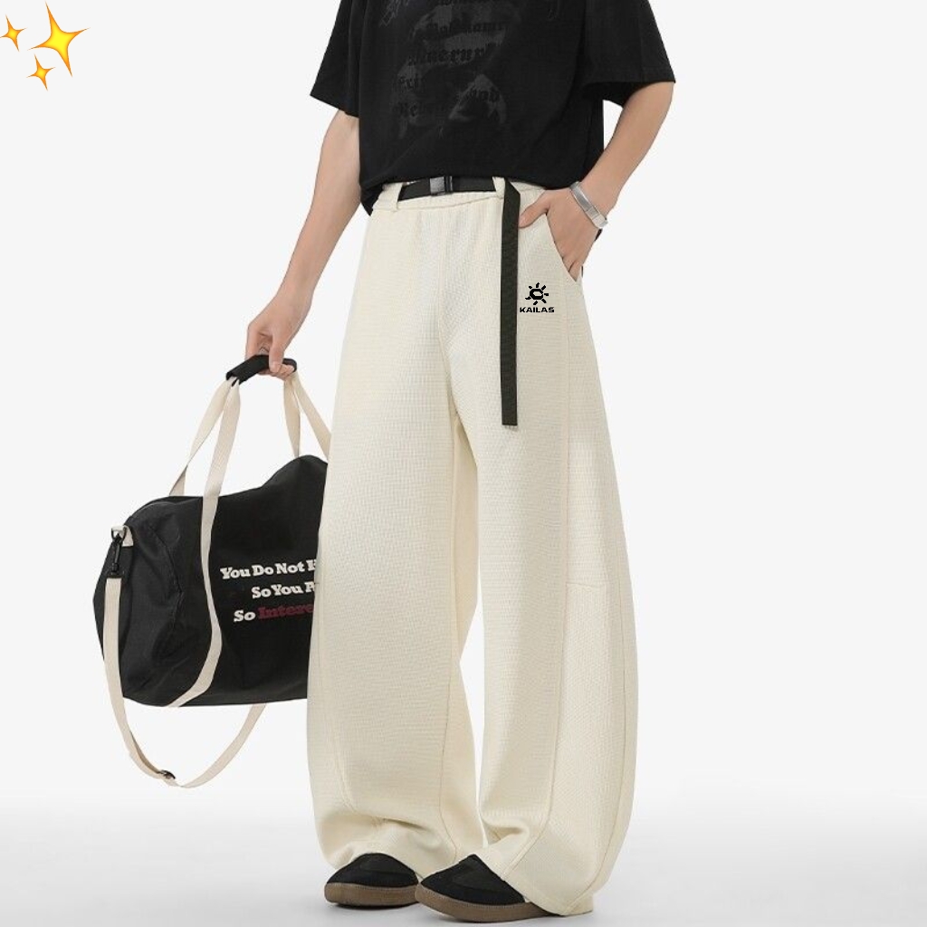 ❇️ 💰150
凯乐石/KAILAS夏季华夫格飘带卡扣拼接复古弯刀裤大码阔腿裤
立体裁剪，拼接设计款，弯刀裤阔腿裤香蕉裤，25年新款面料巨巨巨舒服，自带松弛的廓形，人见人夸的裤子，版型无敌显瘦！神级休闲裤，上腿是真的香，百搭适配度满分，多入手几个颜色，就能搭配你衣橱里面的所有上衣了！
面料做的是高克重，这条裤子超级费面料，做工和用料都是上上乘👍面料立整有型不易皱，内里贴身穿就能感受它的柔软细腻，弧形设计解决一切腿型不完美，遮胯又遮肉，人人都是大长腿！
颜色：黑色  白色  杏色
尺码：M-4XL





