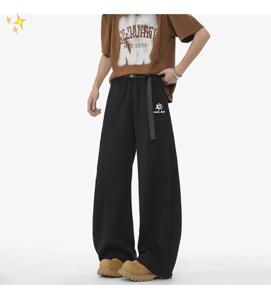 ❇️ 💰150
凯乐石/KAILAS夏季华夫格飘带卡扣拼接复古弯刀裤大码阔腿裤
立体裁剪，拼接设计款，弯刀裤阔腿裤香蕉裤，25年新款面料巨巨巨舒服，自带松弛的廓形，人见人夸的裤子，版型无敌显瘦！神级休闲裤，上腿是真的香，百搭适配度满分，多入手几个颜色，就能搭配你衣橱里面的所有上衣了！
面料做的是高克重，这条裤子超级费面料，做工和用料都是上上乘👍面料立整有型不易皱，内里贴身穿就能感受它的柔软细腻，弧形设计解决一切腿型不完美，遮胯又遮肉，人人都是大长腿！
颜色：黑色  白色  杏色
尺码：M-4XL





