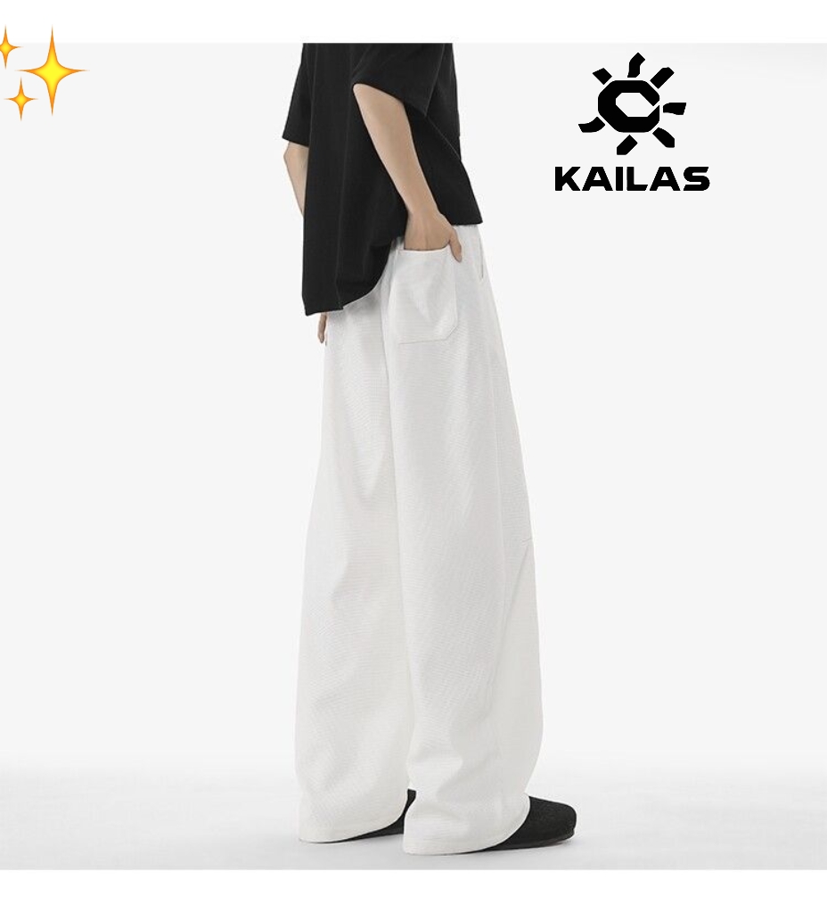 ❇️ 💰150
凯乐石/KAILAS夏季华夫格飘带卡扣拼接复古弯刀裤大码阔腿裤
立体裁剪，拼接设计款，弯刀裤阔腿裤香蕉裤，25年新款面料巨巨巨舒服，自带松弛的廓形，人见人夸的裤子，版型无敌显瘦！神级休闲裤，上腿是真的香，百搭适配度满分，多入手几个颜色，就能搭配你衣橱里面的所有上衣了！
面料做的是高克重，这条裤子超级费面料，做工和用料都是上上乘👍面料立整有型不易皱，内里贴身穿就能感受它的柔软细腻，弧形设计解决一切腿型不完美，遮胯又遮肉，人人都是大长腿！
颜色：黑色  白色  杏色
尺码：M-4XL





