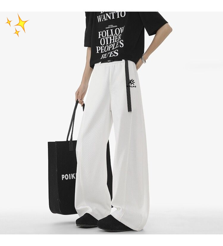 ❇️ 💰150
凯乐石/KAILAS夏季华夫格飘带卡扣拼接复古弯刀裤大码阔腿裤
立体裁剪，拼接设计款，弯刀裤阔腿裤香蕉裤，25年新款面料巨巨巨舒服，自带松弛的廓形，人见人夸的裤子，版型无敌显瘦！神级休闲裤，上腿是真的香，百搭适配度满分，多入手几个颜色，就能搭配你衣橱里面的所有上衣了！
面料做的是高克重，这条裤子超级费面料，做工和用料都是上上乘👍面料立整有型不易皱，内里贴身穿就能感受它的柔软细腻，弧形设计解决一切腿型不完美，遮胯又遮肉，人人都是大长腿！
颜色：黑色  白色  杏色
尺码：M-4XL





