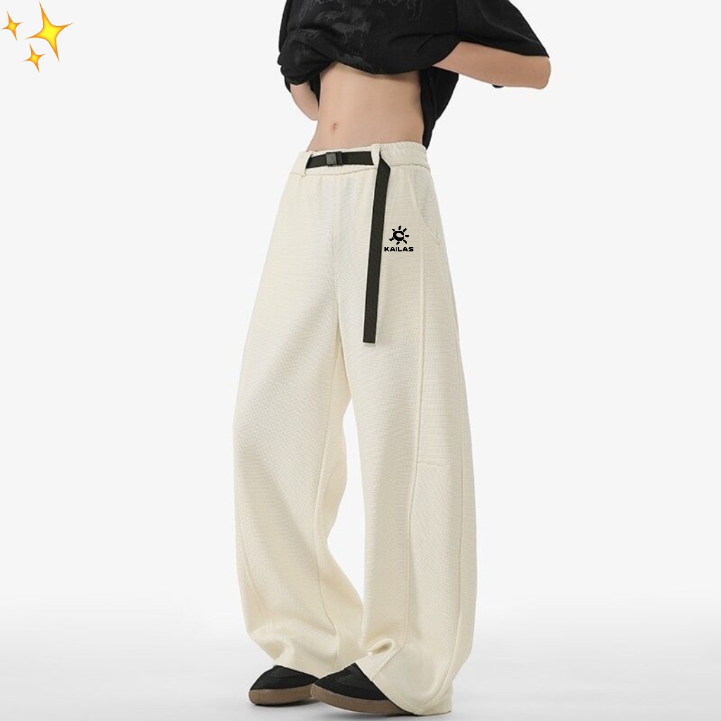 ❇️ 💰150
凯乐石/KAILAS夏季华夫格飘带卡扣拼接复古弯刀裤大码阔腿裤
立体裁剪，拼接设计款，弯刀裤阔腿裤香蕉裤，25年新款面料巨巨巨舒服，自带松弛的廓形，人见人夸的裤子，版型无敌显瘦！神级休闲裤，上腿是真的香，百搭适配度满分，多入手几个颜色，就能搭配你衣橱里面的所有上衣了！
面料做的是高克重，这条裤子超级费面料，做工和用料都是上上乘👍面料立整有型不易皱，内里贴身穿就能感受它的柔软细腻，弧形设计解决一切腿型不完美，遮胯又遮肉，人人都是大长腿！
颜色：黑色  白色  杏色
尺码：M-4XL





