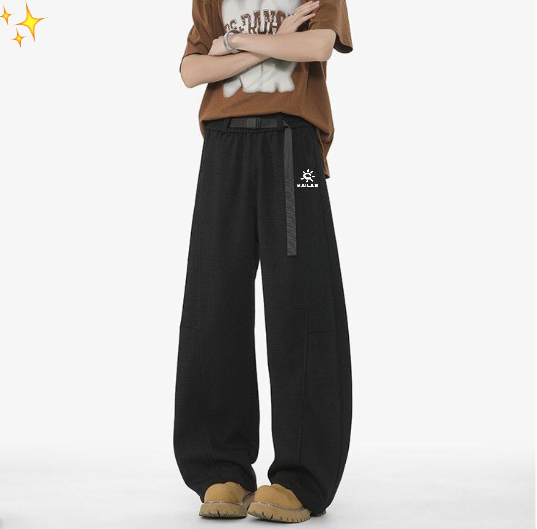 ❇️ 💰150
凯乐石/KAILAS夏季华夫格飘带卡扣拼接复古弯刀裤大码阔腿裤
立体裁剪，拼接设计款，弯刀裤阔腿裤香蕉裤，25年新款面料巨巨巨舒服，自带松弛的廓形，人见人夸的裤子，版型无敌显瘦！神级休闲裤，上腿是真的香，百搭适配度满分，多入手几个颜色，就能搭配你衣橱里面的所有上衣了！
面料做的是高克重，这条裤子超级费面料，做工和用料都是上上乘👍面料立整有型不易皱，内里贴身穿就能感受它的柔软细腻，弧形设计解决一切腿型不完美，遮胯又遮肉，人人都是大长腿！
颜色：黑色  白色  杏色
尺码：M-4XL





