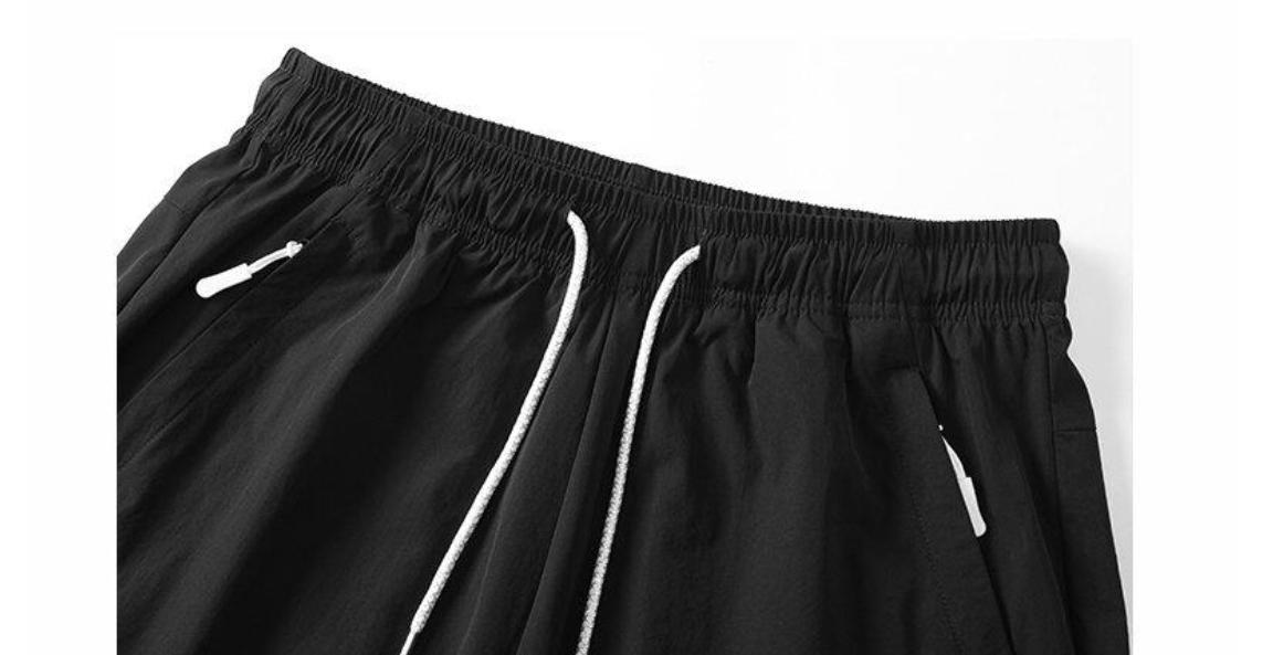 💰90
可隆/KOLONSPORT 2025夏季户外机能休闲运动短裤
选用高密度尼龙混纺面料,触感轻盈柔软,透气速干,兼顾舒适性与功能性,无惧高温天气,也不易变形或起皱,适合户外与城市通勤多场景穿着。
采用高精度裁剪工艺与加固车线,确保裤型挺括有型,经久耐穿。裤头采用弹力松紧+织带调节设计,兼顾包裹性与自由度,方便不同体型穿着者调节松紧。
裤身两侧拉链插袋设计实用便捷,经典LOGO点缀,低调却有辨识度,色调高阶,自带品质感,提升整体格调感。凉感科技,上身瞬间冰爽。
适配城市与户外穿搭;耐磨、透气、快干,适合多种夏季场景;简约剪裁配合实用机能细节,兼顾颜值与功能,适合日常通勤、旅行、露营等多种场合,既有潮流感,也实用耐穿,是夏季衣橱不可或缺的百搭单品。
-颜色:黑色 象牙白 雪松绿
-尺码:M-3XL