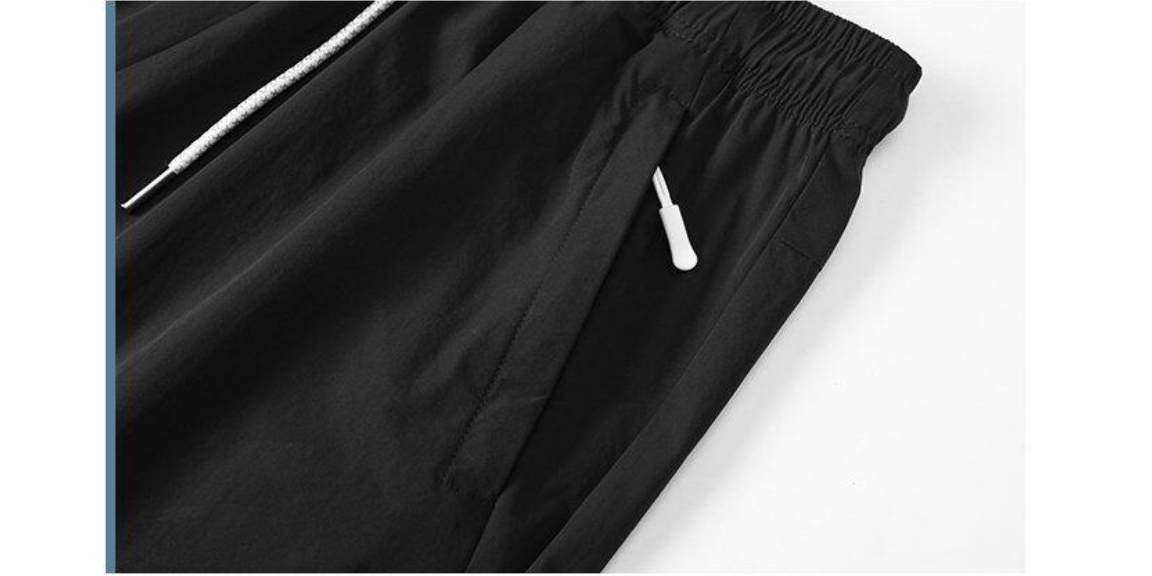 💰90
可隆/KOLONSPORT 2025夏季户外机能休闲运动短裤
选用高密度尼龙混纺面料,触感轻盈柔软,透气速干,兼顾舒适性与功能性,无惧高温天气,也不易变形或起皱,适合户外与城市通勤多场景穿着。
采用高精度裁剪工艺与加固车线,确保裤型挺括有型,经久耐穿。裤头采用弹力松紧+织带调节设计,兼顾包裹性与自由度,方便不同体型穿着者调节松紧。
裤身两侧拉链插袋设计实用便捷,经典LOGO点缀,低调却有辨识度,色调高阶,自带品质感,提升整体格调感。凉感科技,上身瞬间冰爽。
适配城市与户外穿搭;耐磨、透气、快干,适合多种夏季场景;简约剪裁配合实用机能细节,兼顾颜值与功能,适合日常通勤、旅行、露营等多种场合,既有潮流感,也实用耐穿,是夏季衣橱不可或缺的百搭单品。
-颜色:黑色 象牙白 雪松绿
-尺码:M-3XL