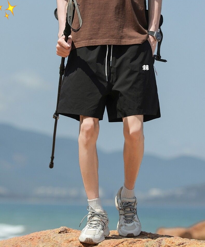 💰90
可隆/KOLONSPORT 2025夏季户外机能休闲运动短裤
选用高密度尼龙混纺面料,触感轻盈柔软,透气速干,兼顾舒适性与功能性,无惧高温天气,也不易变形或起皱,适合户外与城市通勤多场景穿着。
采用高精度裁剪工艺与加固车线,确保裤型挺括有型,经久耐穿。裤头采用弹力松紧+织带调节设计,兼顾包裹性与自由度,方便不同体型穿着者调节松紧。
裤身两侧拉链插袋设计实用便捷,经典LOGO点缀,低调却有辨识度,色调高阶,自带品质感,提升整体格调感。凉感科技,上身瞬间冰爽。
适配城市与户外穿搭;耐磨、透气、快干,适合多种夏季场景;简约剪裁配合实用机能细节,兼顾颜值与功能,适合日常通勤、旅行、露营等多种场合,既有潮流感,也实用耐穿,是夏季衣橱不可或缺的百搭单品。
-颜色:黑色 象牙白 雪松绿
-尺码:M-3XL