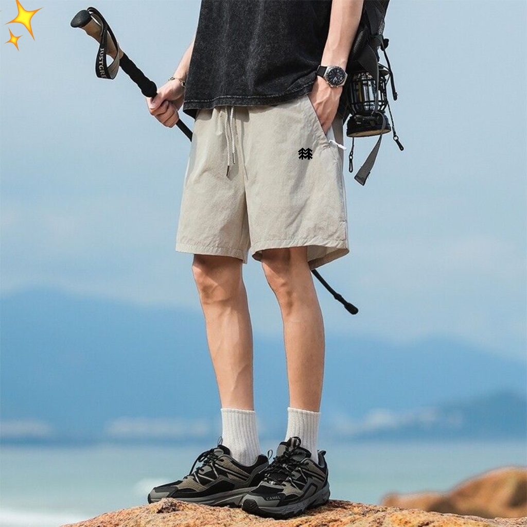 💰90
可隆/KOLONSPORT 2025夏季户外机能休闲运动短裤
选用高密度尼龙混纺面料,触感轻盈柔软,透气速干,兼顾舒适性与功能性,无惧高温天气,也不易变形或起皱,适合户外与城市通勤多场景穿着。
采用高精度裁剪工艺与加固车线,确保裤型挺括有型,经久耐穿。裤头采用弹力松紧+织带调节设计,兼顾包裹性与自由度,方便不同体型穿着者调节松紧。
裤身两侧拉链插袋设计实用便捷,经典LOGO点缀,低调却有辨识度,色调高阶,自带品质感,提升整体格调感。凉感科技,上身瞬间冰爽。
适配城市与户外穿搭;耐磨、透气、快干,适合多种夏季场景;简约剪裁配合实用机能细节,兼顾颜值与功能,适合日常通勤、旅行、露营等多种场合,既有潮流感,也实用耐穿,是夏季衣橱不可或缺的百搭单品。
-颜色:黑色 象牙白 雪松绿
-尺码:M-3XL