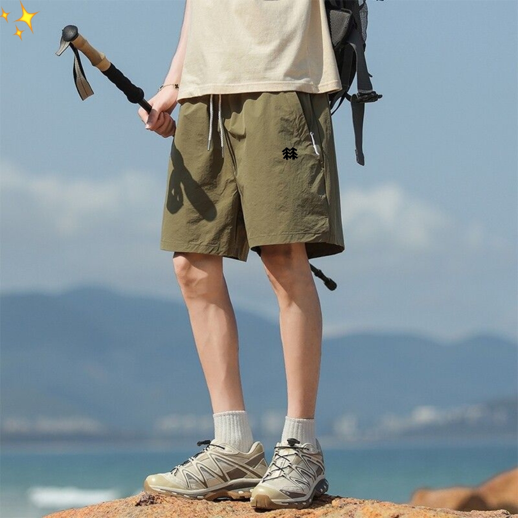 💰90
可隆/KOLONSPORT 2025夏季户外机能休闲运动短裤
选用高密度尼龙混纺面料,触感轻盈柔软,透气速干,兼顾舒适性与功能性,无惧高温天气,也不易变形或起皱,适合户外与城市通勤多场景穿着。
采用高精度裁剪工艺与加固车线,确保裤型挺括有型,经久耐穿。裤头采用弹力松紧+织带调节设计,兼顾包裹性与自由度,方便不同体型穿着者调节松紧。
裤身两侧拉链插袋设计实用便捷,经典LOGO点缀,低调却有辨识度,色调高阶,自带品质感,提升整体格调感。凉感科技,上身瞬间冰爽。
适配城市与户外穿搭;耐磨、透气、快干,适合多种夏季场景;简约剪裁配合实用机能细节,兼顾颜值与功能,适合日常通勤、旅行、露营等多种场合,既有潮流感,也实用耐穿,是夏季衣橱不可或缺的百搭单品。
-颜色:黑色 象牙白 雪松绿
-尺码:M-3XL